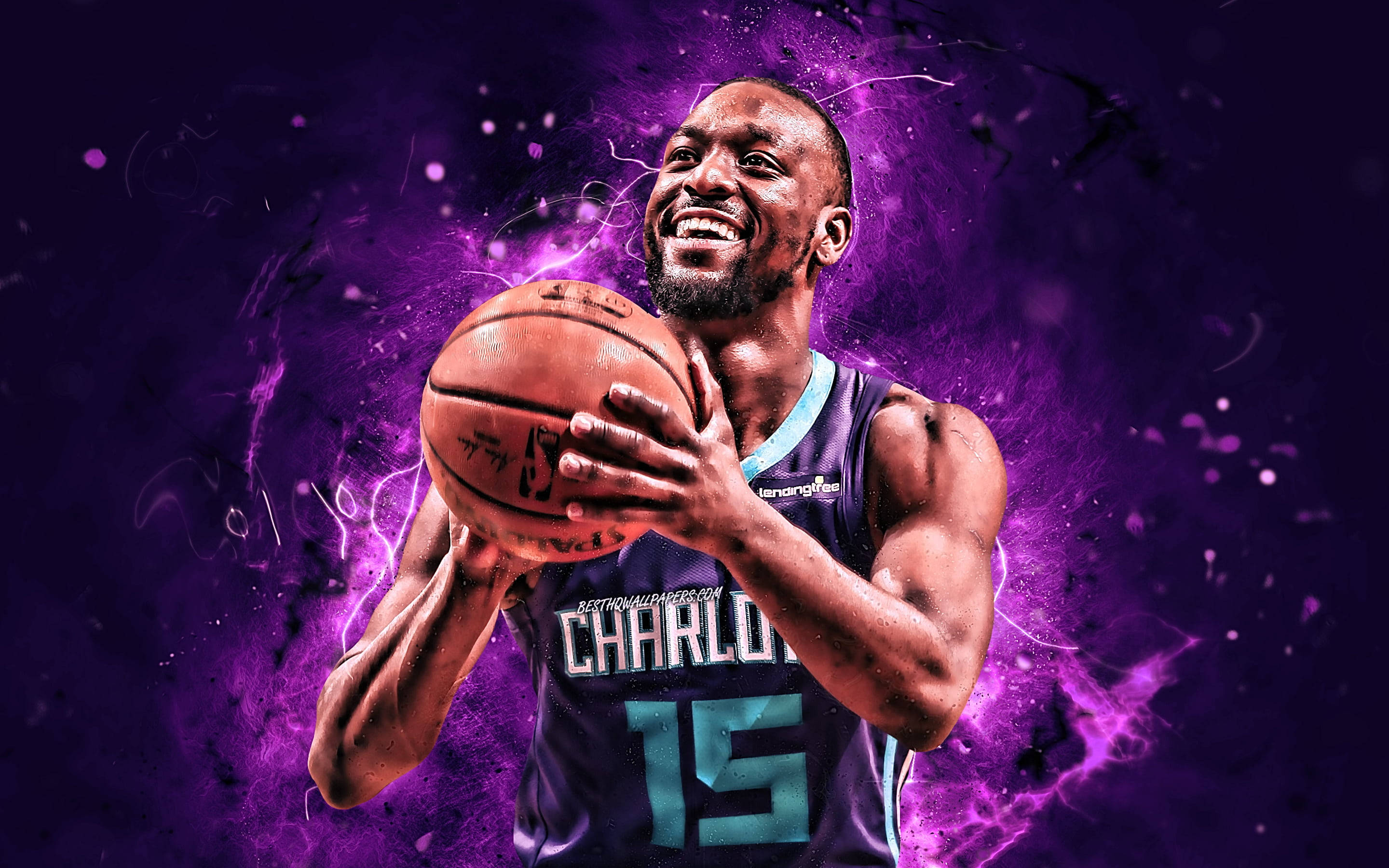 Kemba Walker 霓虹紫色桌面 壁紙 — 一位身穿夏洛特球衣的快樂籃球運動員在充滿活力的紫色能量爆發中持球。