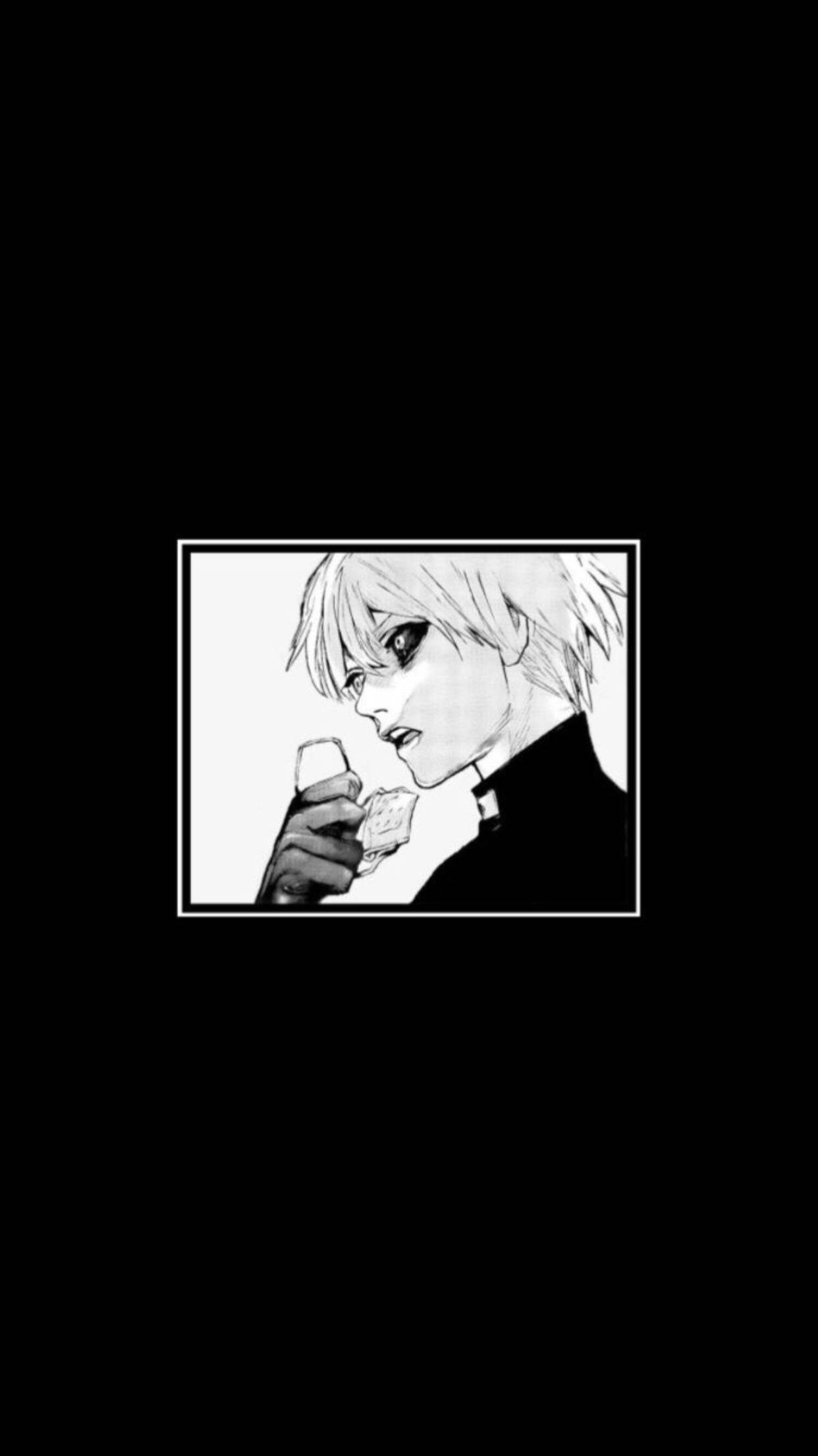 黑白動漫風格：金田一 Ken Kaneki 壁紙 — 一個蒼白頭髮的角色在純黑背景下拿著玻璃杯的黑白動畫肖像。
