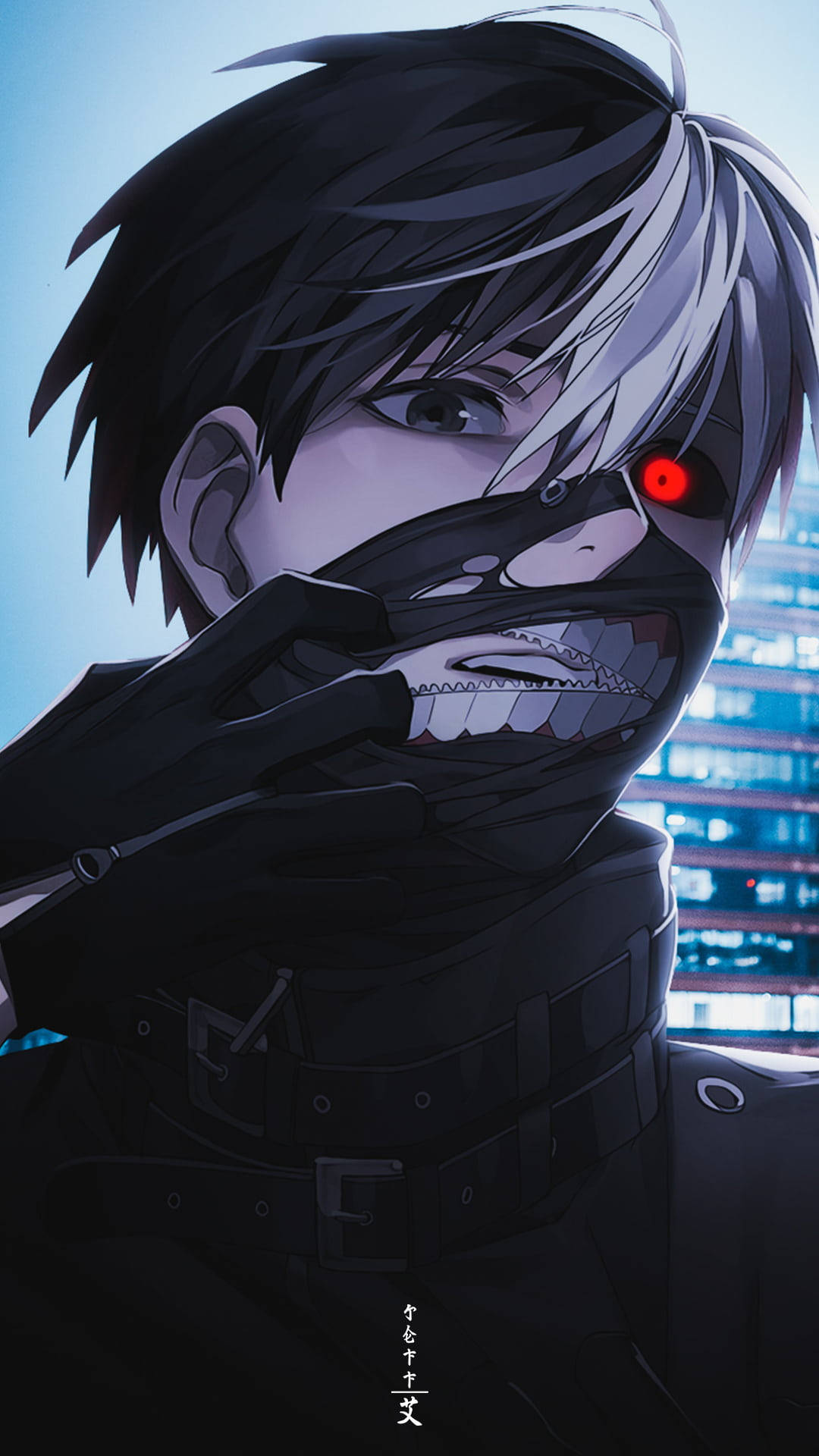 Ken Kaneki《東京喰種》iPhone 背景 壁紙 — 一個黑暗的動漫角色，有一隻發光的紅色眼睛和戴著面具的笑容，在夜晚模糊的城市景觀前站立。