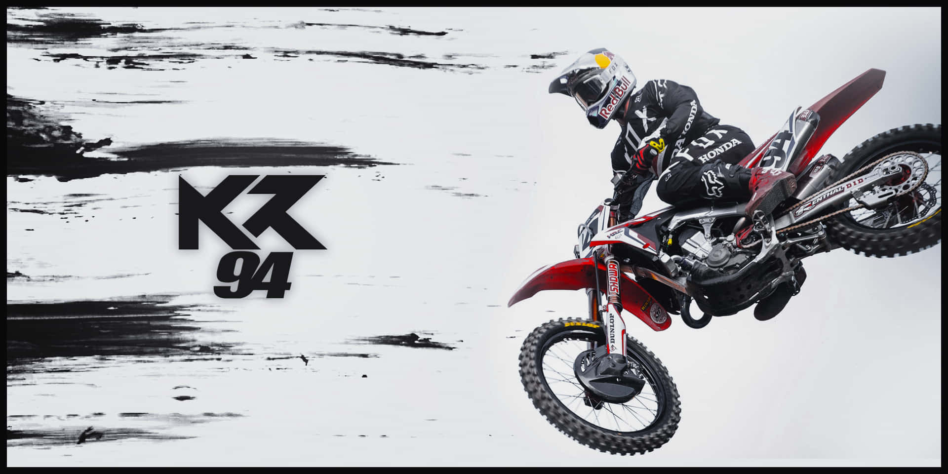 Ken Roczen 飛行藝術桌面 壁紙 — 一名身穿黑色裝備的越野摩托車手在紅色本田越野車上進行高跳躍，背景為黑白抽象風格。