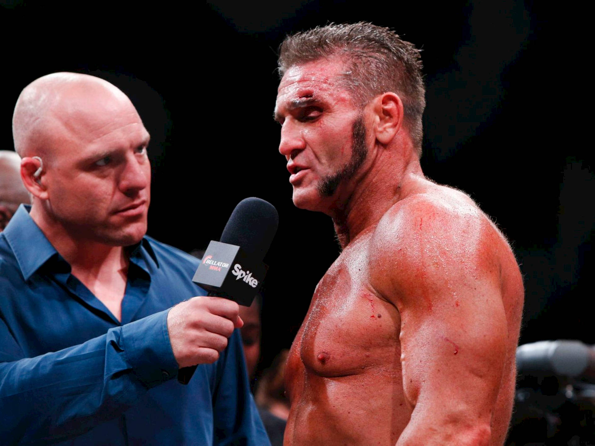 滿面鮮血的MMA拳手接受手持Spike TV咪高峰的記者訪問。