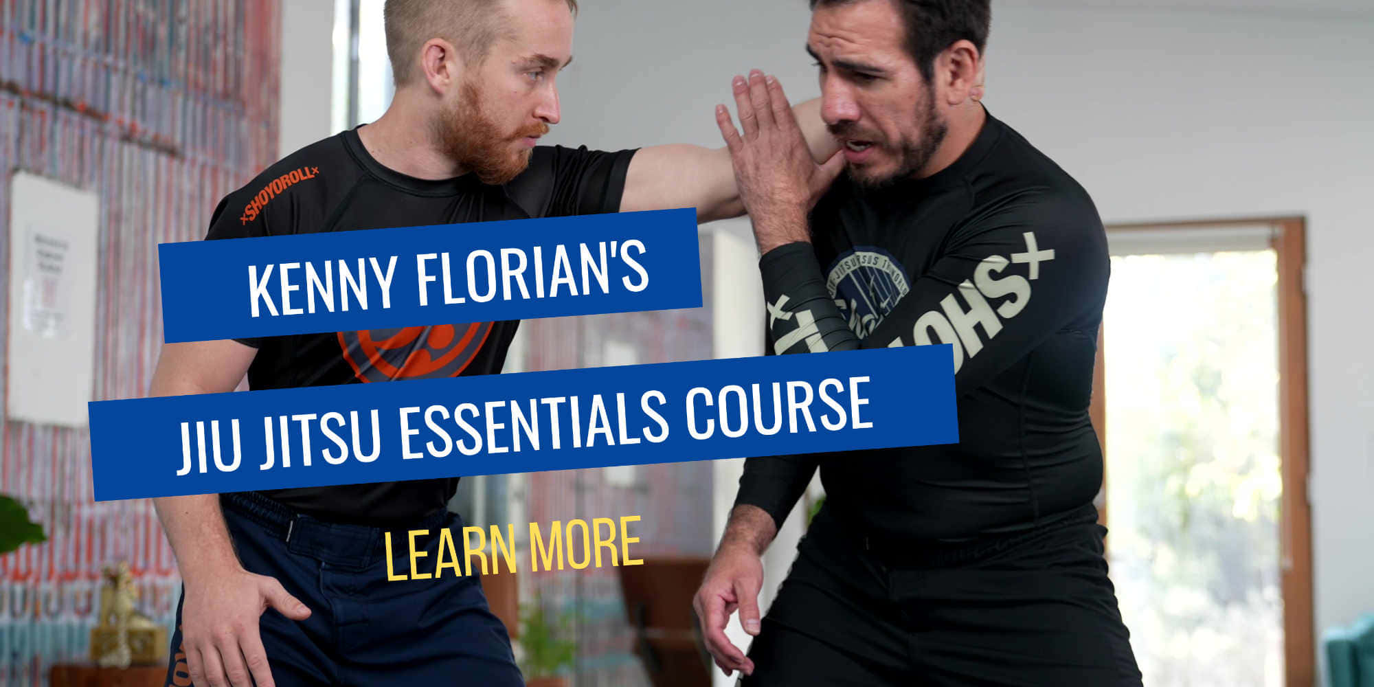 柔術實踐者 Kenny Florian 壁紙 — 兩名身穿黑色格鬥裝備的男子在室內演示柔術技巧，並有文字疊加宣傳Kenny Florian的課程。