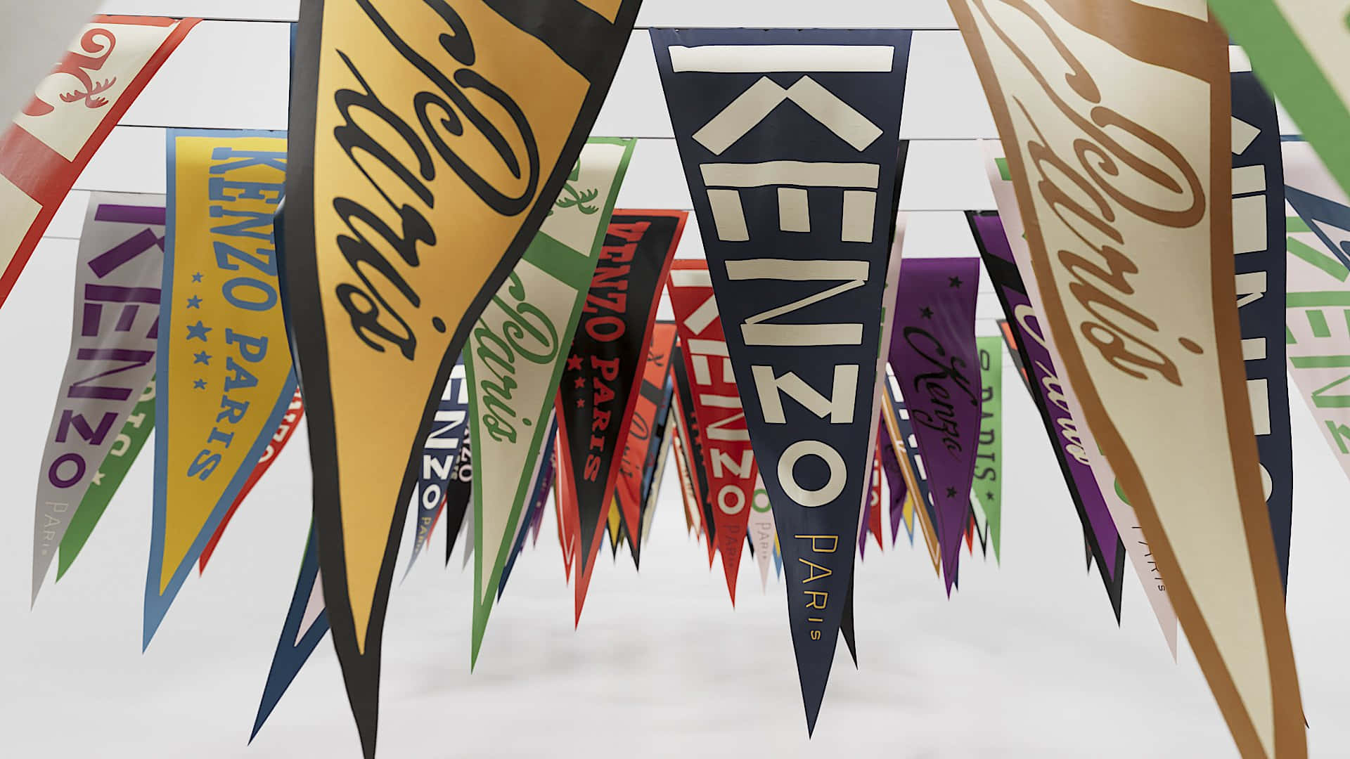 一系列色彩繽紛的Kenzo Paris品牌三角旗懸掛在展示中。