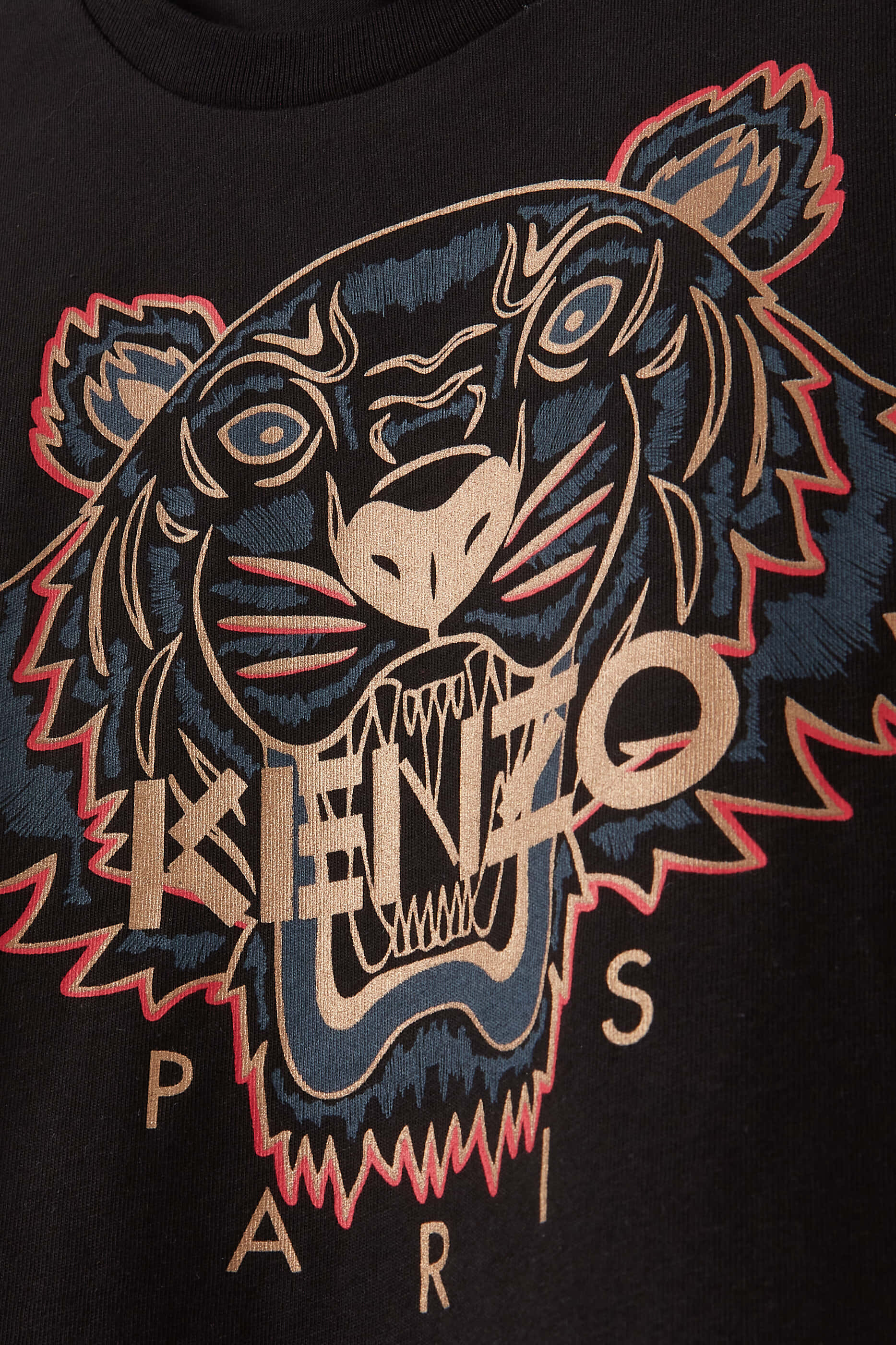 橙黑配色的 Kenzo 老虎T恤 壁紙 — 黑色衛衣特寫，特色係一個風格化嘅刺繡老虎頭，用紅色同米色輪廓，仲有 'KENZO PARIS' 字樣。