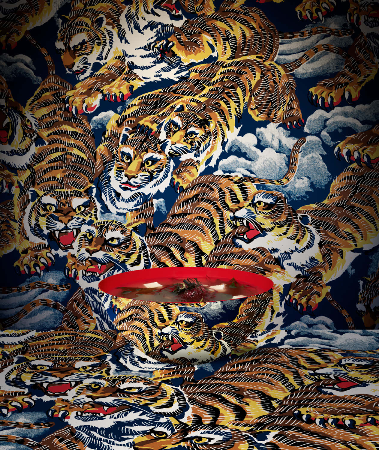 牆紙上重複出現的猛虎以鮮豔色彩穿過雲層跳躍。