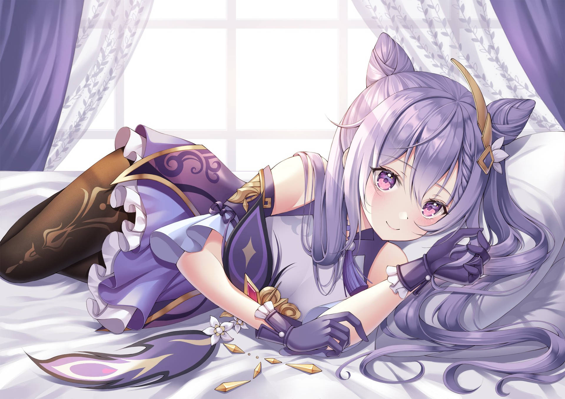 紫髮貓耳動漫女孩在窗邊床上休息。