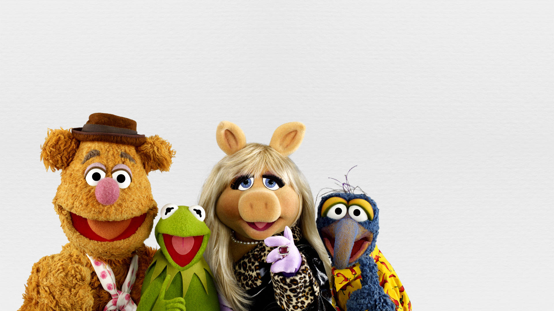 Kermit青蛙與Muppets白色背景 壁紙 — 四個色彩繽紛的 Muppet 角色在純白色背景前微笑擺姿勢。