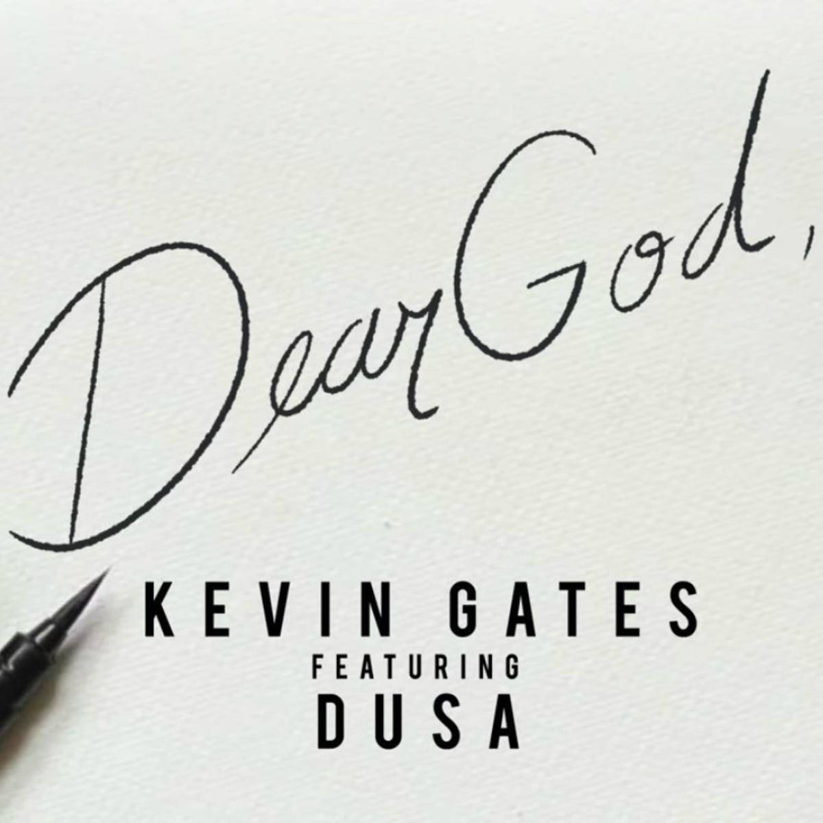 手寫便條寫著 Dear God，下方有藝術家名字