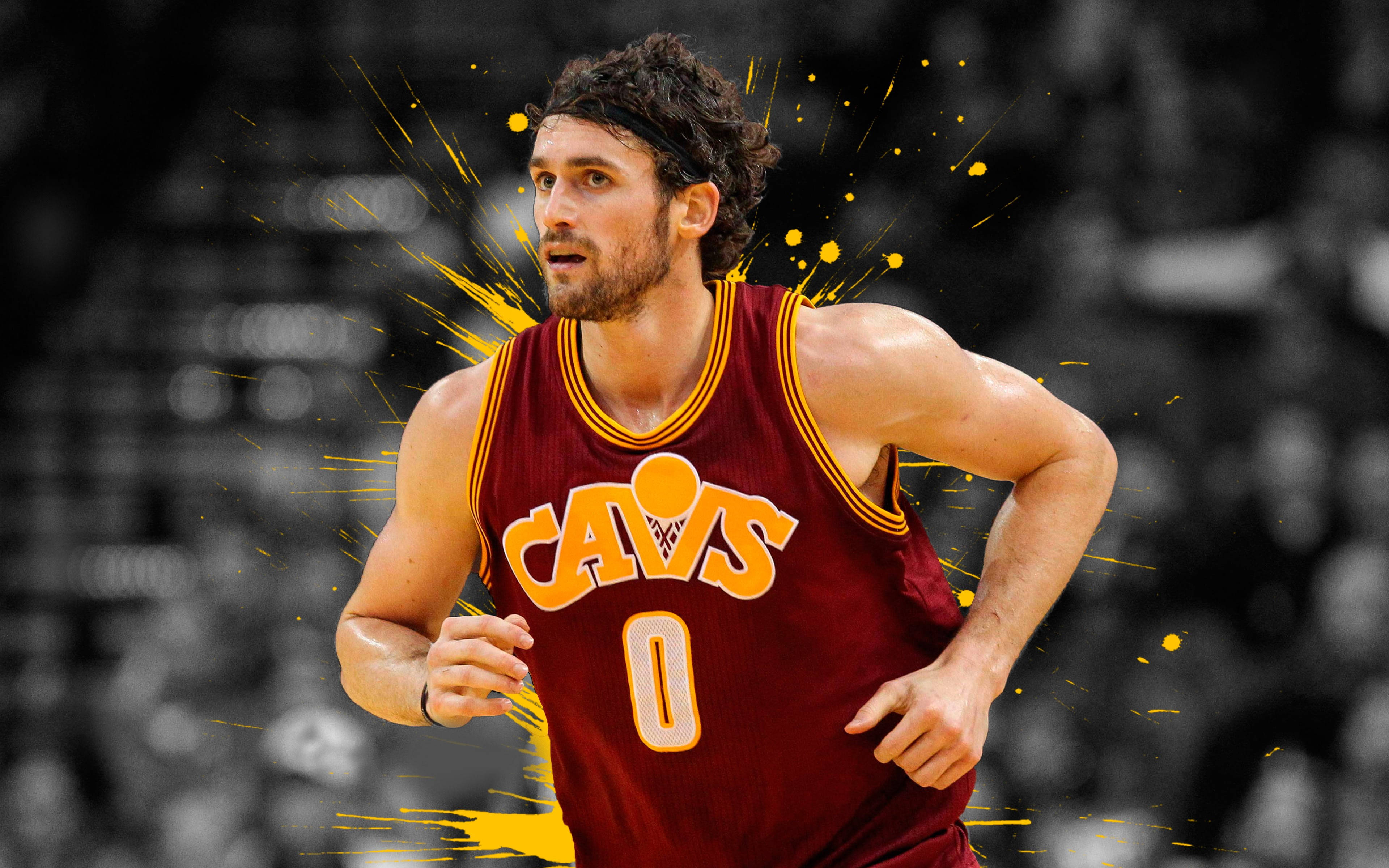 Kevin Love 騎士隊粉絲創作 壁紙 — 一名身穿栗色騎士隊球衣、帶有黃色飛濺效果的籃球運動員在比賽中激烈奔跑。