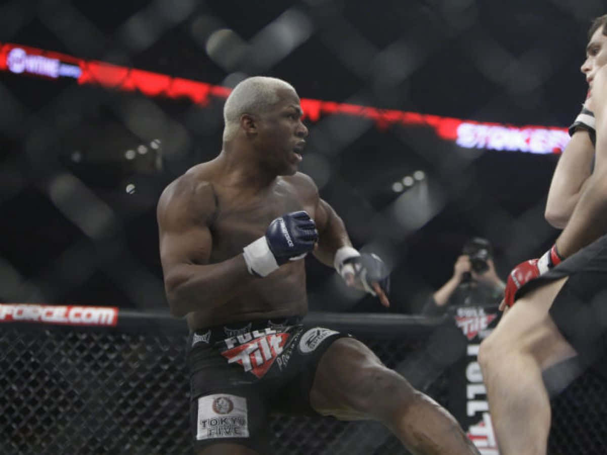 MMA拳手在八角籠內的比賽中執行高踢。
