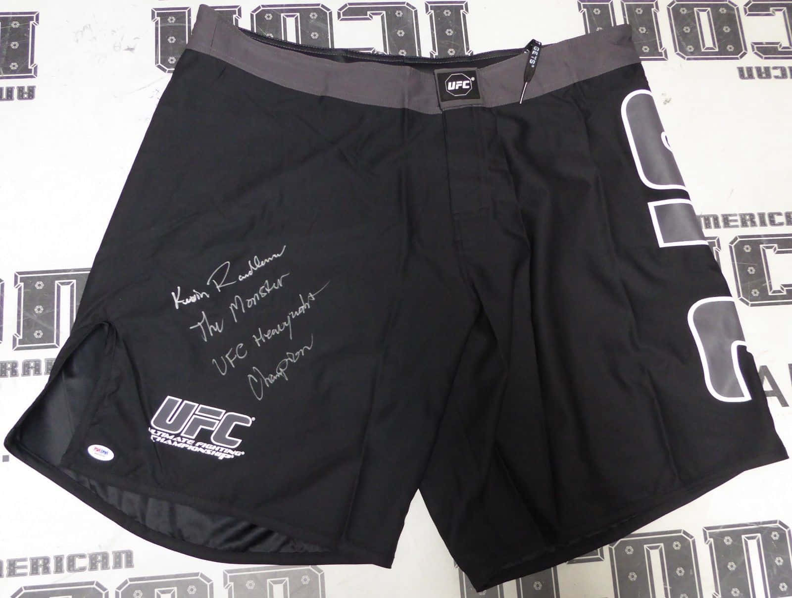 簽名黑色UFC MMA短褲，附有Kevin Randleman的簽名和標題。