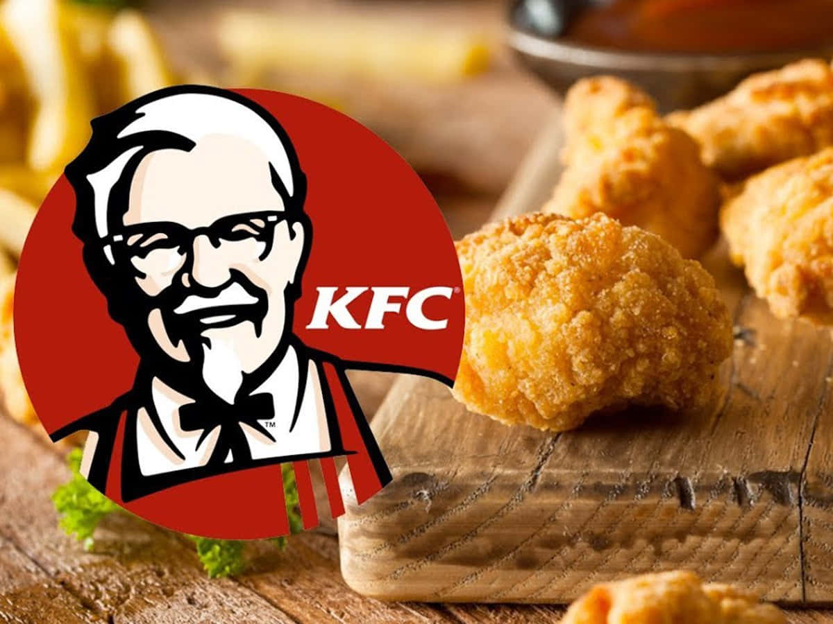 享受 KFC 原味炸雞 壁紙 — 金黃酥脆的炸雞塊和薯條，盛載在質樸的木板上，並疊加KFC標誌。
