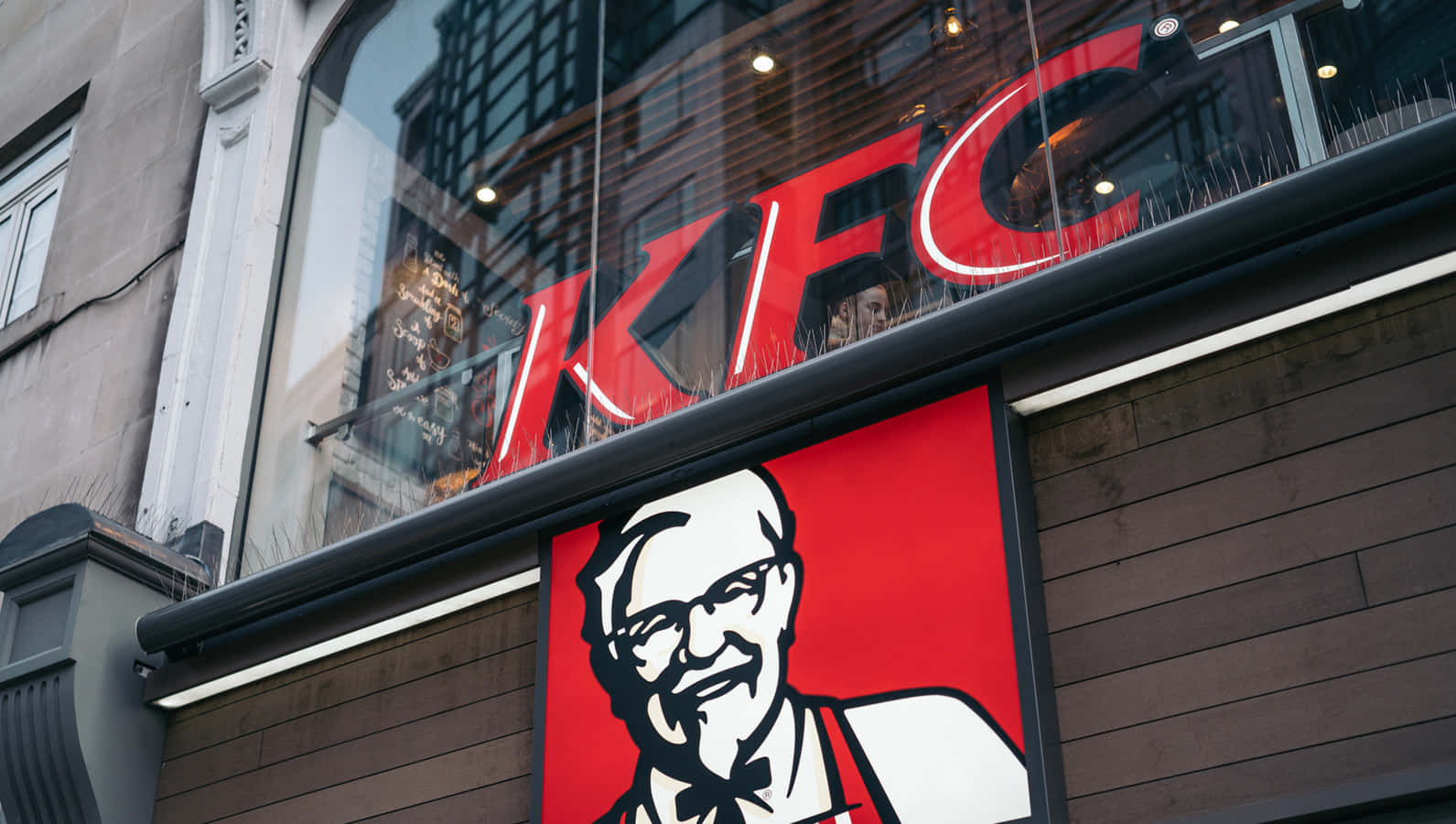 建築物上帶有山德士上校臉孔的KFC餐廳招牌