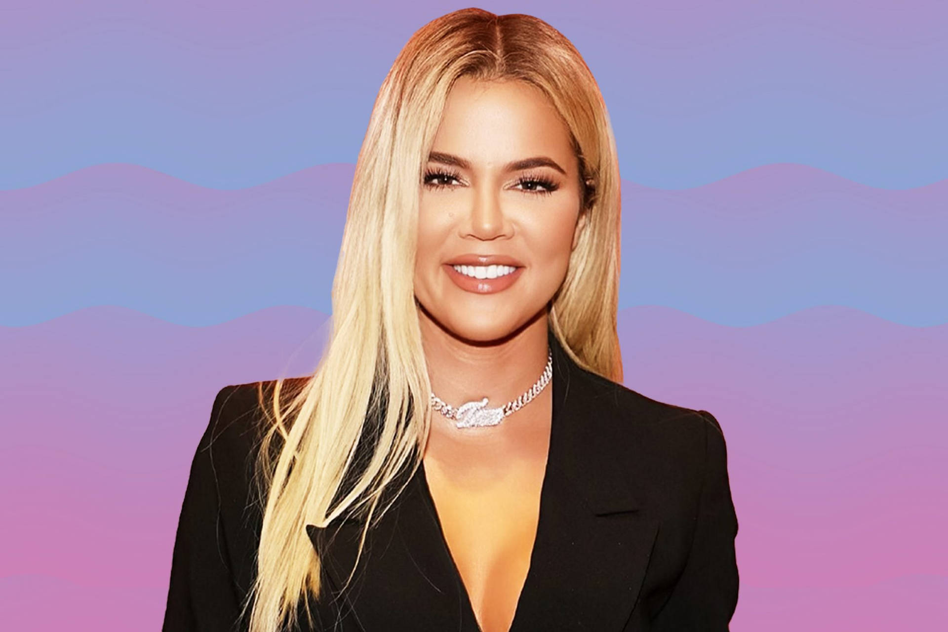 Khloé Kardashian 身穿黑色西裝外套，戴著鑽石項鍊，背景為紫色藍色漸變。 — 考特妮·卡達夏 壁紙