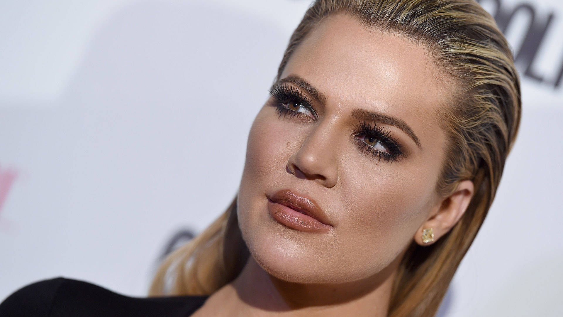 Khloé Kardashian 喺活動中著住黑色服裝，化咗華麗嘅妝。 — 考特妮·卡達夏 壁紙