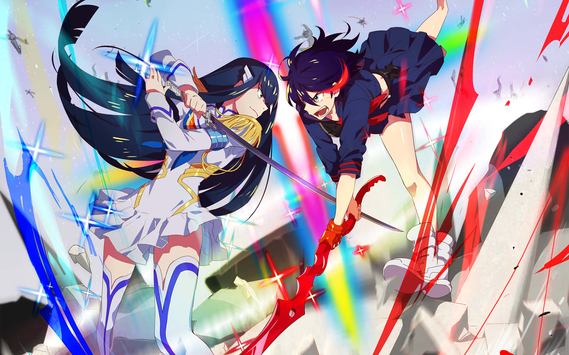 《Kill La Kill》薩緹與律子戰鬥畫面 壁紙 — 兩個動漫女孩在色彩繽紛的能量和破碎碎片的生動爆炸中交鋒劍刃。