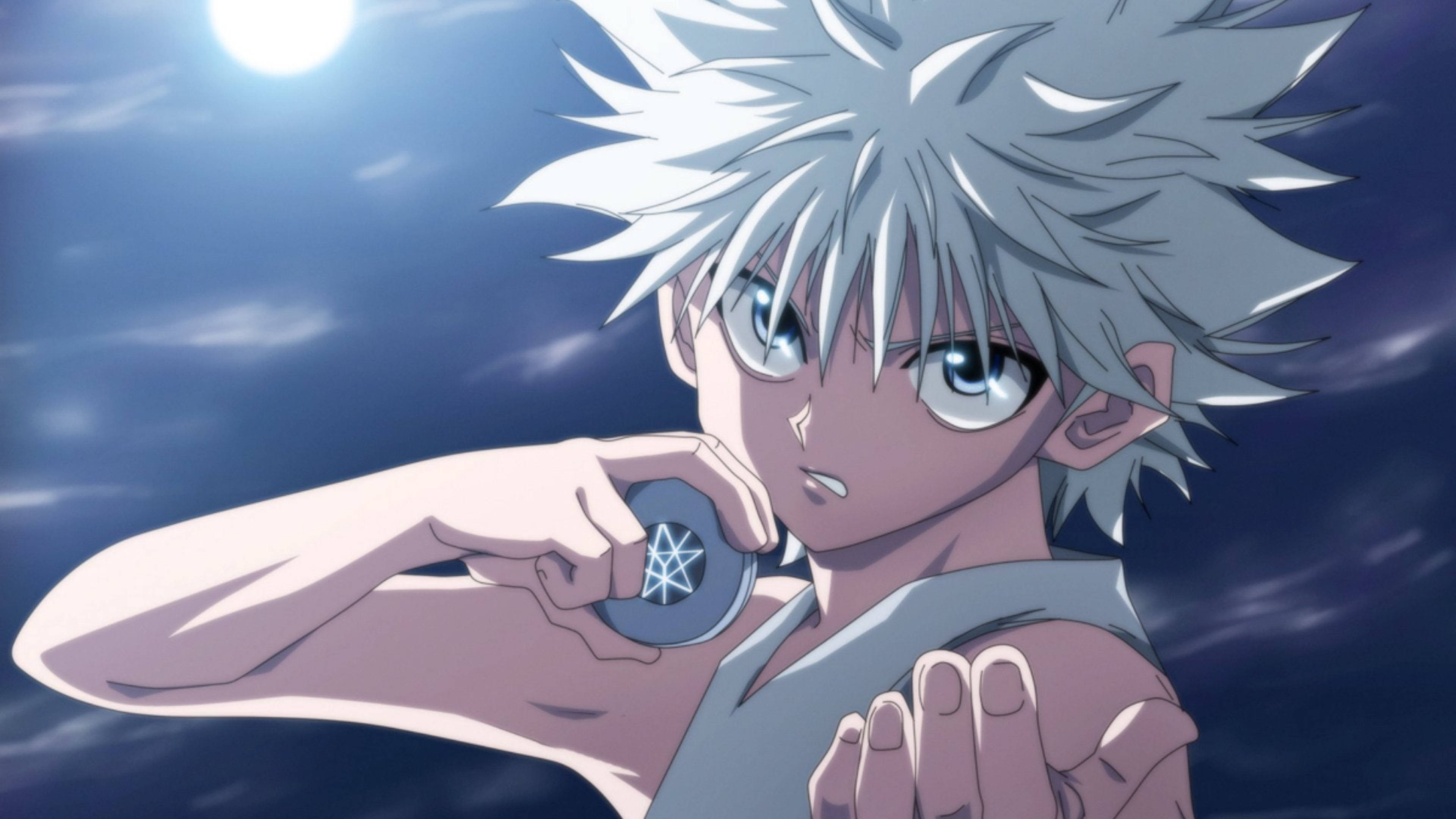 Killua 4K 死亡悠悠球 壁紙 — 一個刺蝟頭藍眼睛的動漫男孩在明亮的月亮下，對著黑暗的天空，手持一個發光的球體。