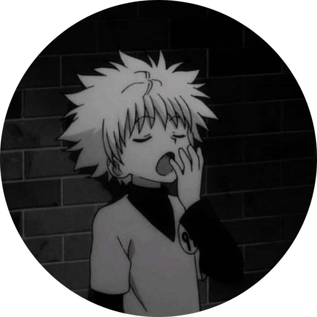 Killua 男孩頭像 壁紙 — 一個黑白動漫角色，頭髮尖尖，靠著磚牆打呵欠。