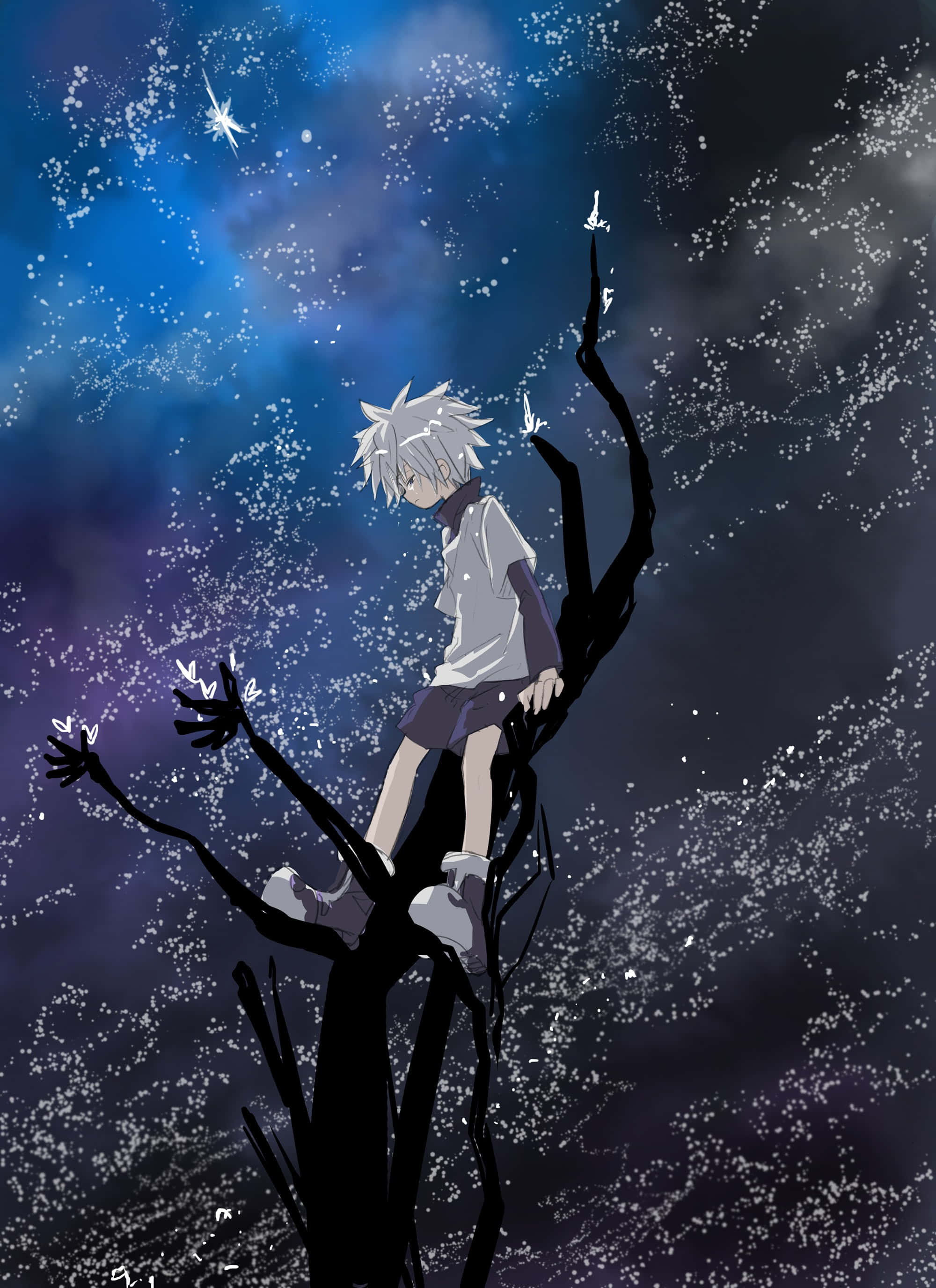 Killua Zaoldyeck 是一位充滿活力、忠誠且叛逆的英雄。 壁紙 — 一個孤獨的白髮動漫男孩坐在黑暗的樹枝上，背景是佈滿閃爍粒子的星空暮色天空。
