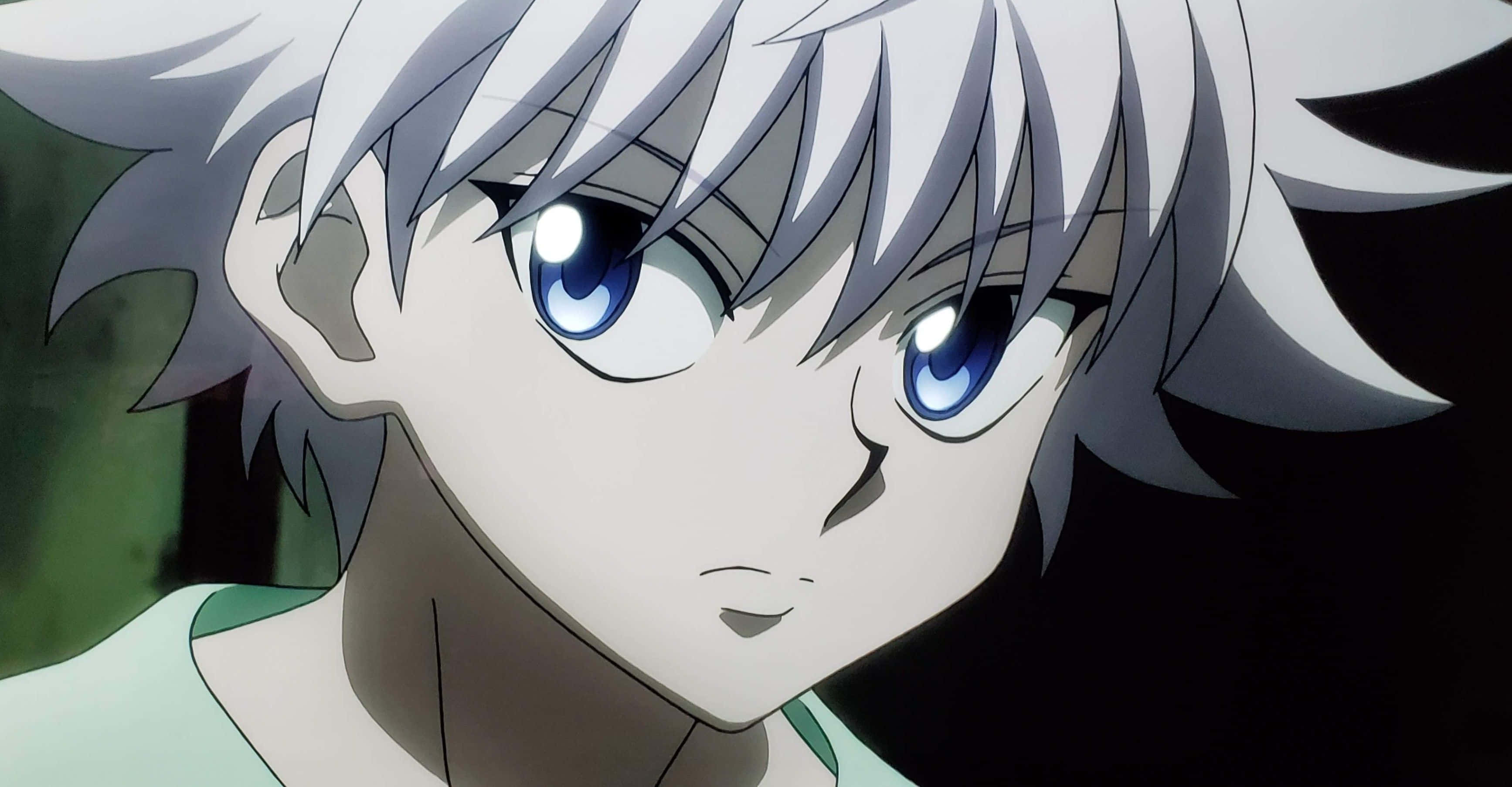 準備行動：Killua Zoldyck 壁紙 — 動漫角色特寫，銀色頭髮，強烈的藍色眼睛，嚴肅地向前凝視。