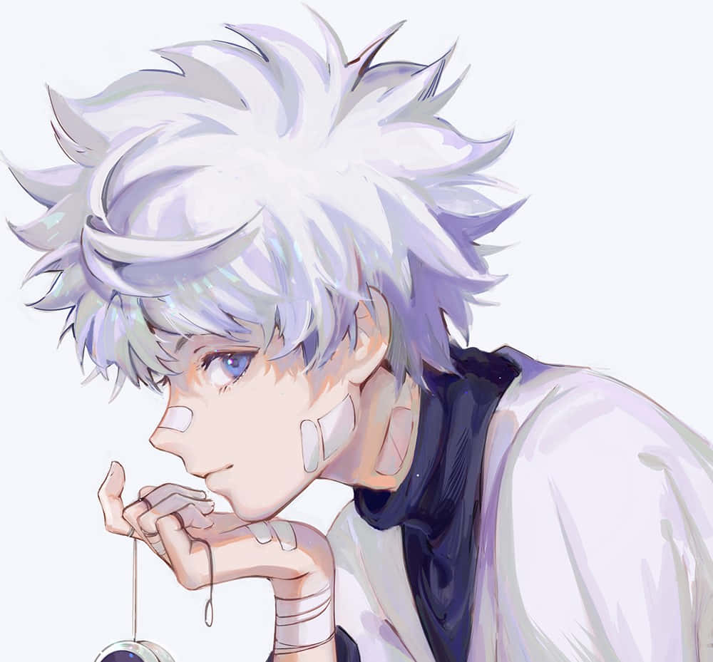 Killua Zoldyck，Nen的實踐者 壁紙 — 一個刺蝟頭、藍眼睛、雙手纏繃帶的動漫男孩，在柔和的白色背景前拿著溜溜球。