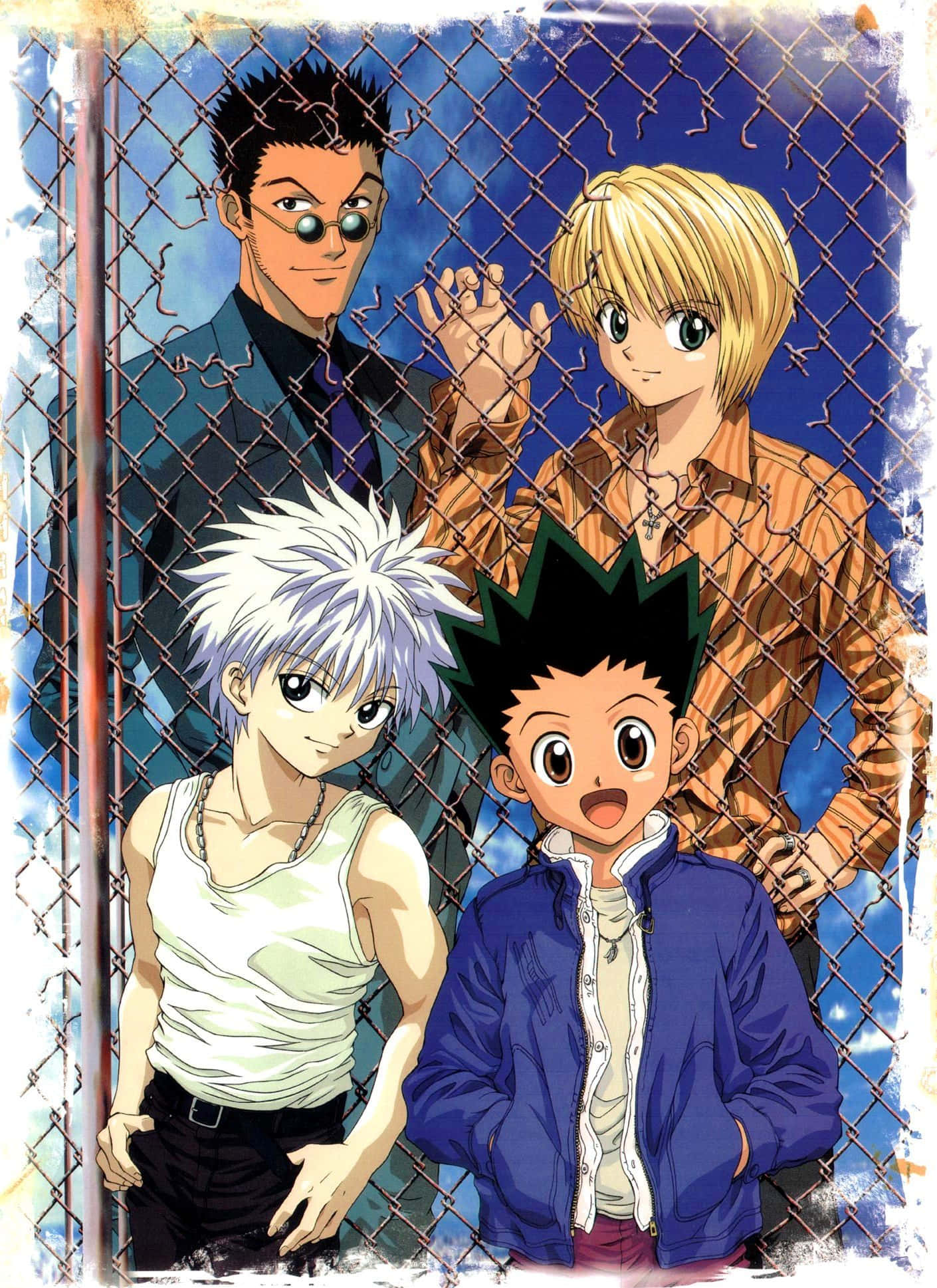 Killua Zoldyck戰鬥姿態 壁紙 — 四個動漫角色站在鐵絲網圍欄後面，背景是藍天，帶有磨損的復古邊框。