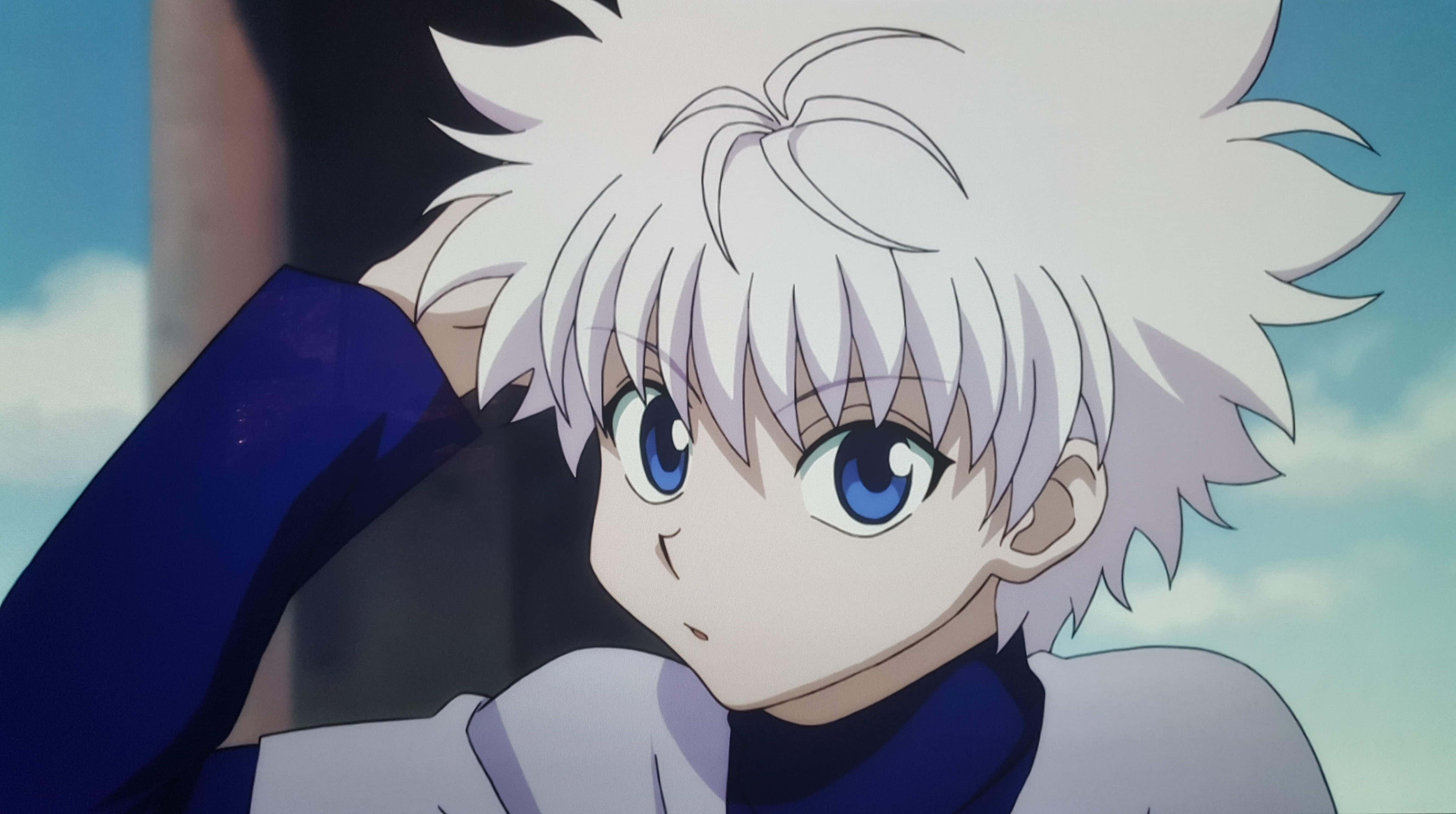 Killua - 勇敢無畏的刺客 壁紙 — 一個動漫角色的特寫，擁有尖刺的白髮和藍色的眼睛，帶著沉思的表情向上看。