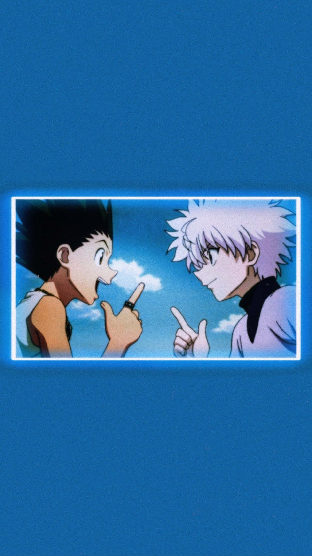 Killua 與他的最佳夥伴締結不破之友誼 壁紙 — 兩個動漫角色在一個帶框的面板中對峙，背景為純藍色，互相指責地指著對方。