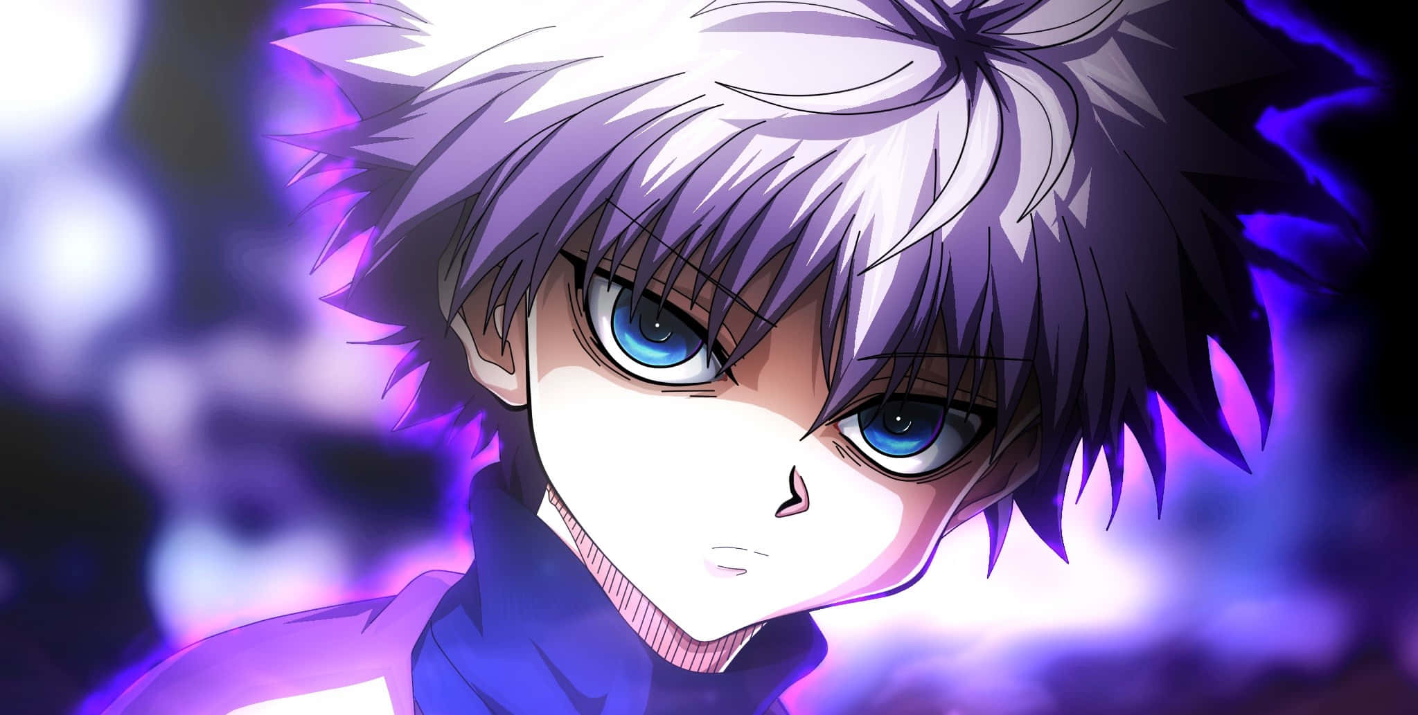 Killua 走向巨星之路 壁紙 — 一個動漫角色的特寫，擁有尖刺的銀色頭髮和強烈的藍色眼睛，在充滿活力的紫色和藍色散景背景中閃耀。