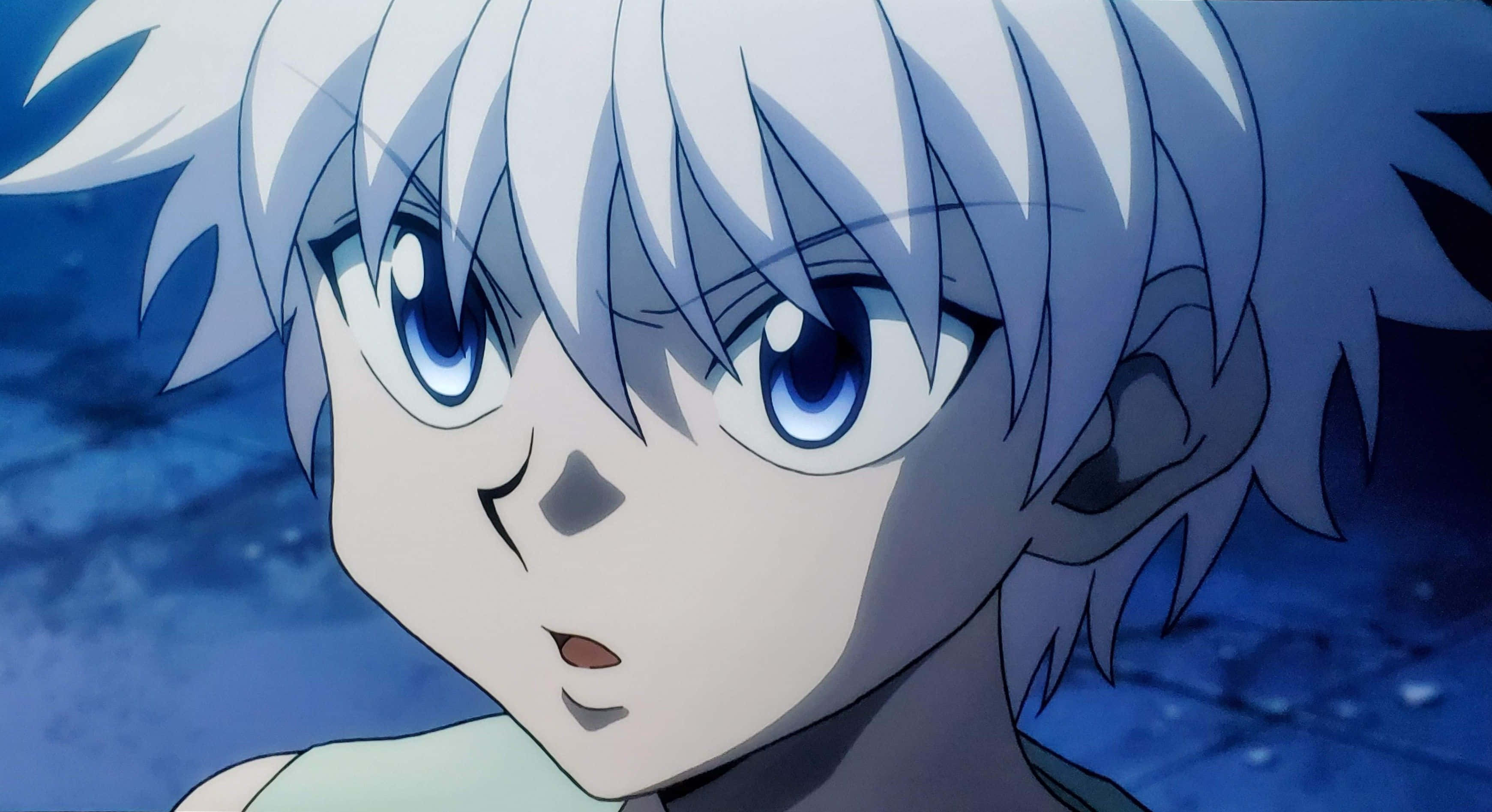 Killua 跳躍信念！ 壁紙 — 動漫角色特寫，銀色頭髮和藍色眼睛，在深藍色背景前露出驚訝的表情。
