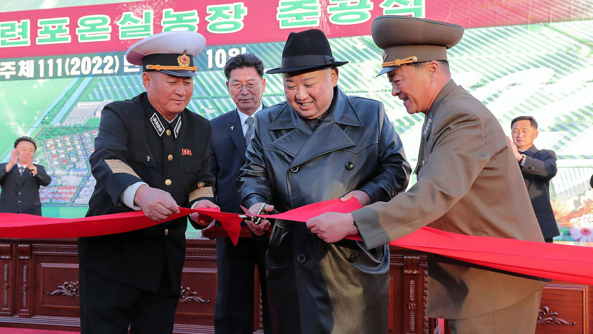 金正恩在典禮上與軍官一起剪綵。