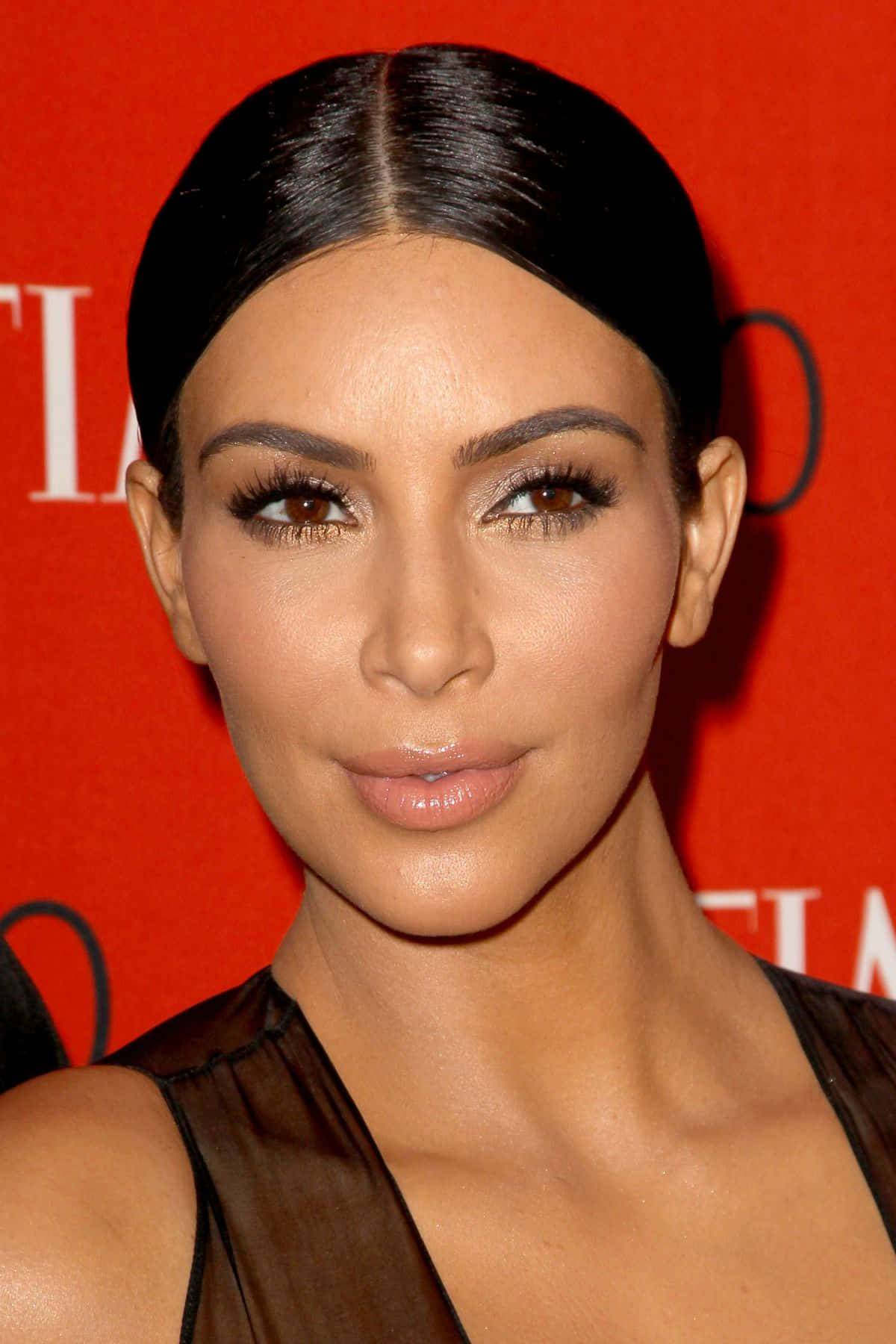金·卡戴珊 桌布 壁紙 — Kim Kardashian 以光滑黑髮和濃密睫毛在鮮紅色背景下擺姿勢。