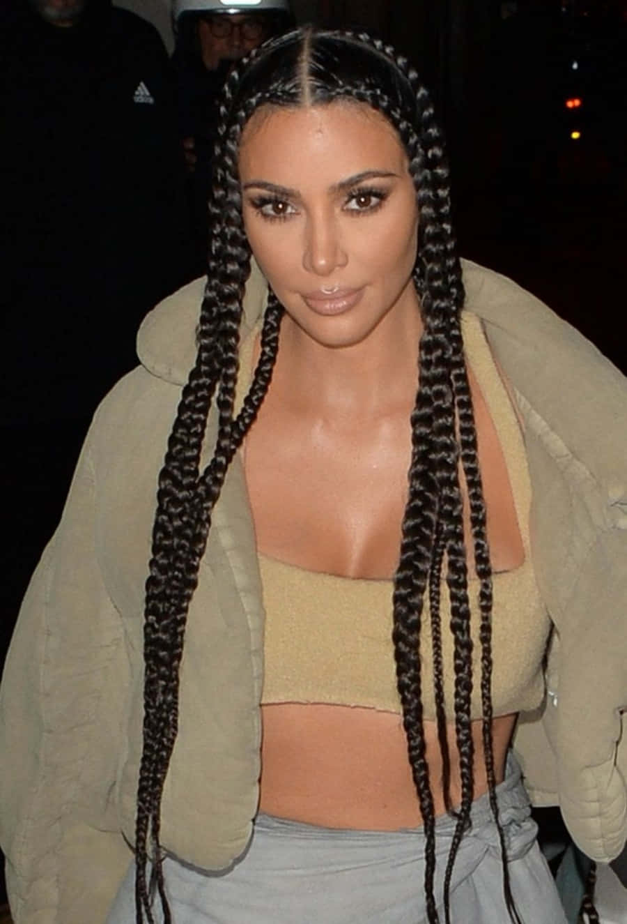 金·卡戴珊 桌布 壁紙 — Kim Kardashian 夜晚穿著米色短上衣和外套，留著長而粗的辮子。
