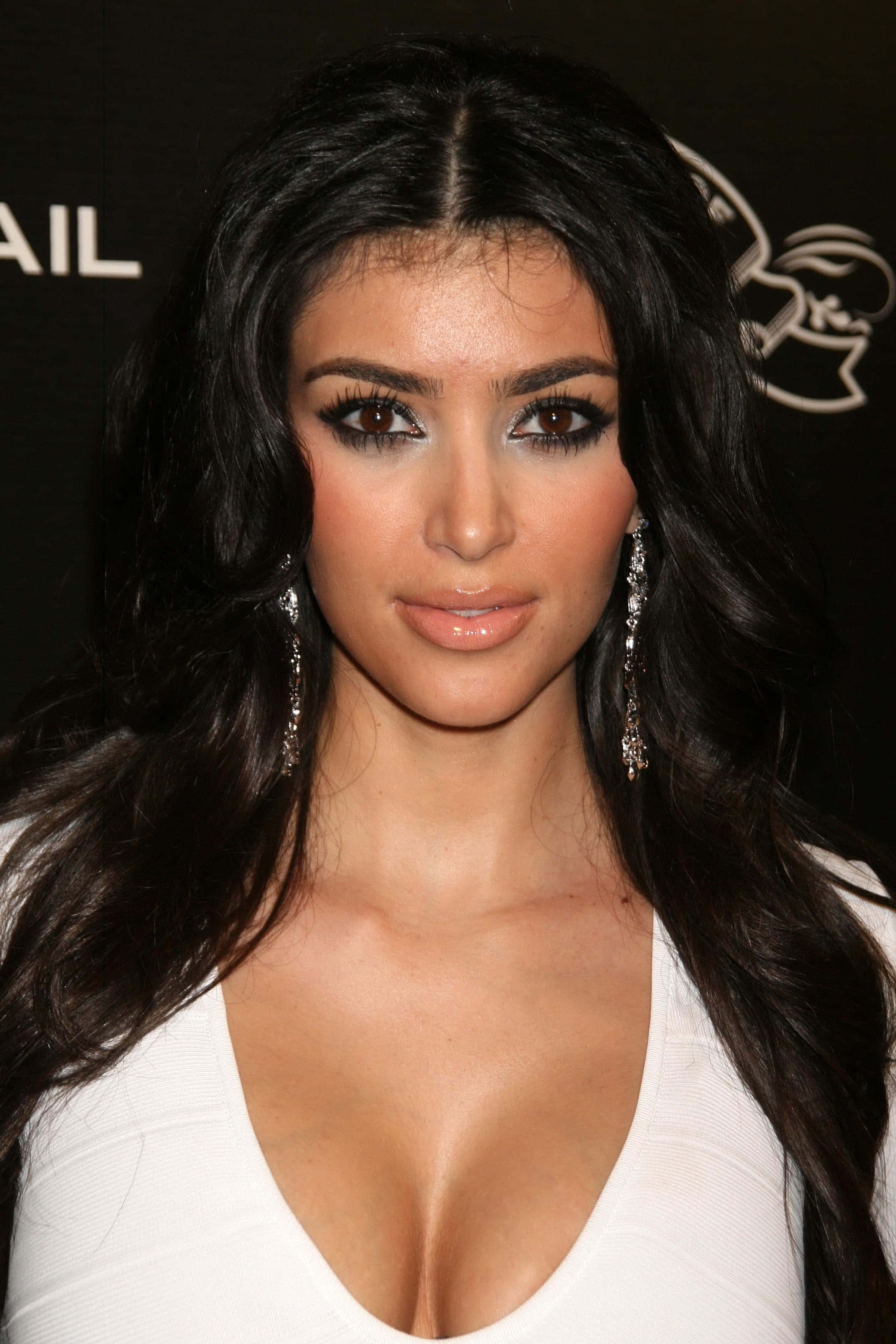 Kim Kardashian 身穿白色連身裙 壁紙