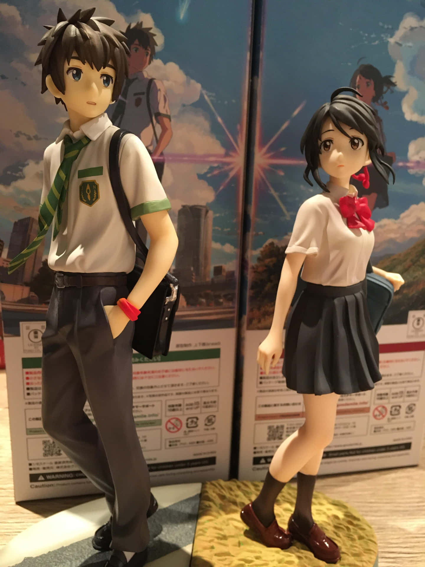 動漫男孩和女孩學校公仔穿著制服展示，配有插圖盒背景。