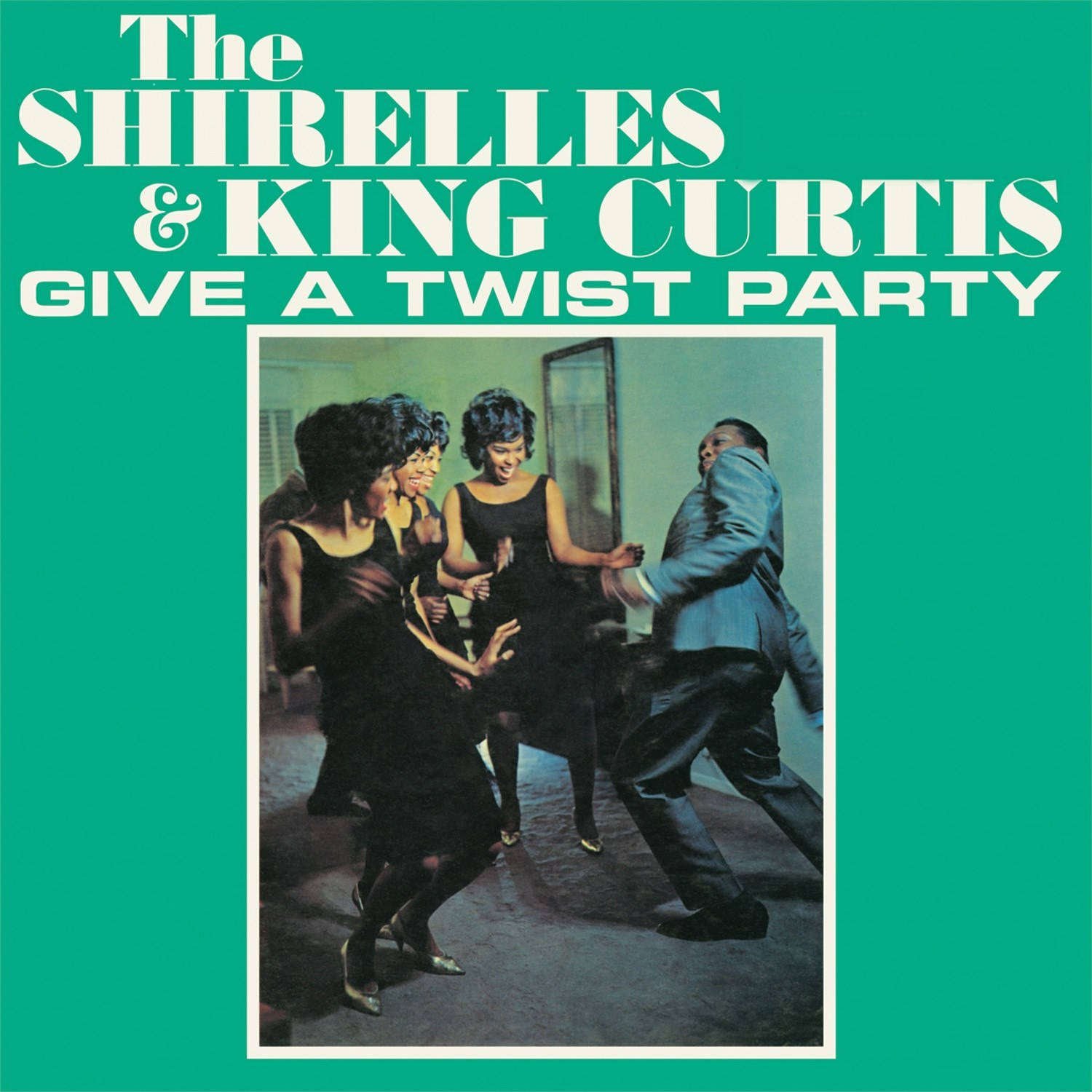 King Curtis 與 The Shirelles《Give A Twist Party》專輯封面 壁紙 — 四個穿著1960年代服裝的人在一個房間內，在宣布扭扭派對的粗體綠色文字下充滿活力地跳舞。