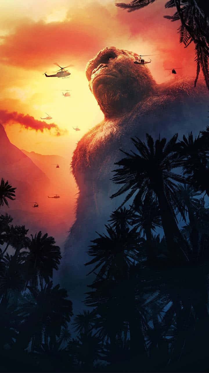 King Kong的怒火 壁紙 — 一隻巨大的猩猩從叢林中升起，直升機在熾熱的日落天空下成群飛舞。
