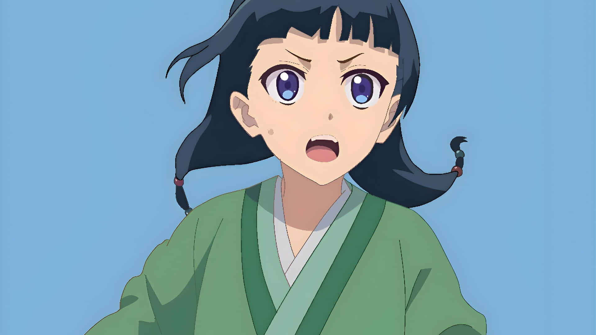  壁紙 — 一個驚訝的動漫女孩，深色頭髮和紫色眼睛，穿著綠色和服，背景為純藍色。
