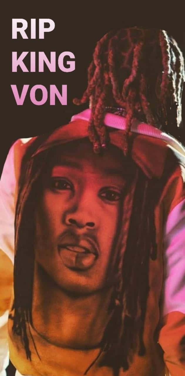 King Von 桌布 壁紙 — King Von 的致敬肖像，帶有辮子和帽子，背景為深色，粉紅色文字寫著 RIP KING VON。