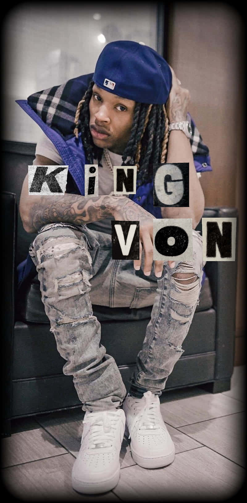 King Von 桌布 壁紙 — King Von 輕鬆地坐在黑色皮革沙發上，戴著藍色帽子、格紋外套、破洞牛仔褲和白色運動鞋，手臂上可見紋身。