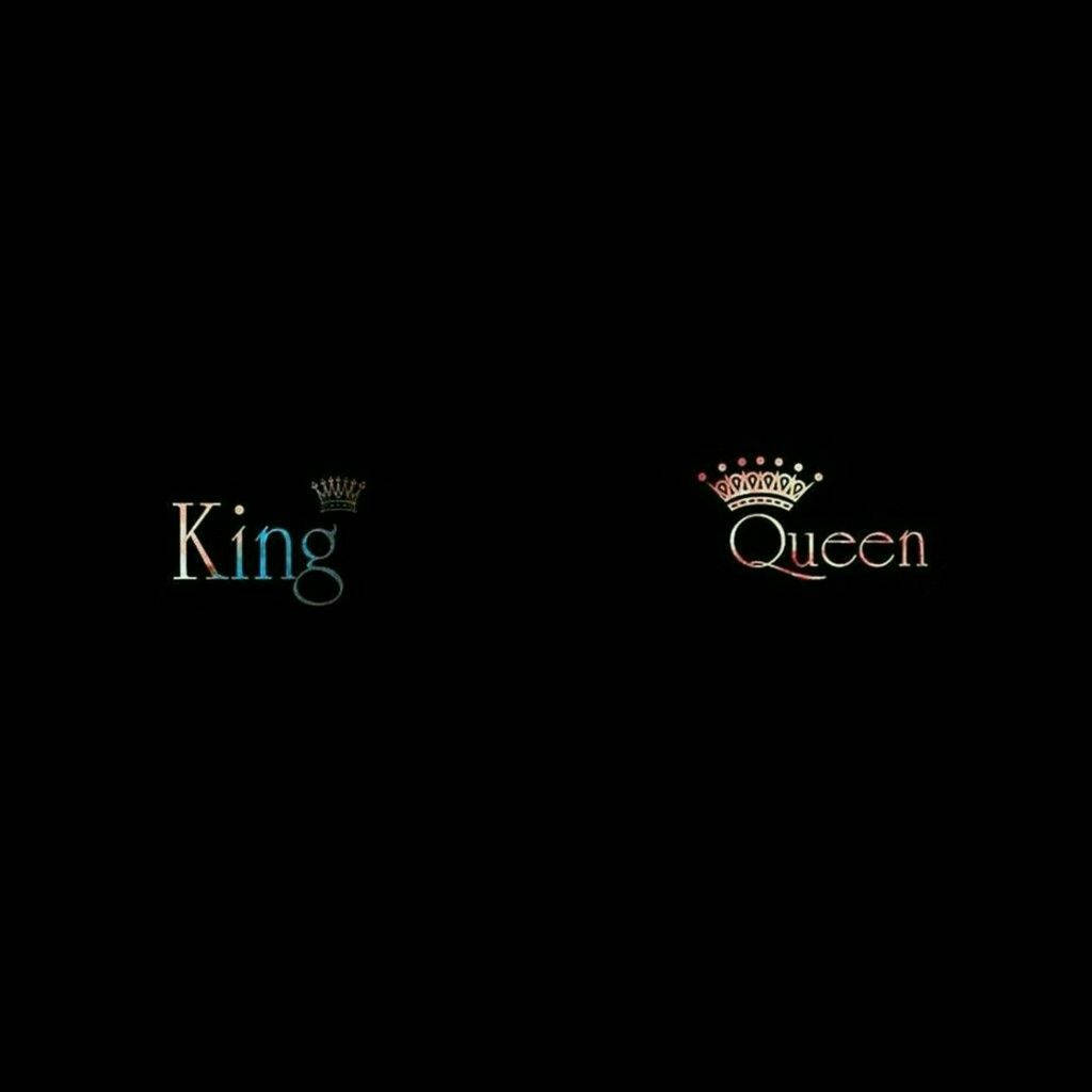 Black Queen 桌布 壁紙 — 「King」和「Queen」字樣連同皇冠在黑色背景上發出彩虹色光芒。