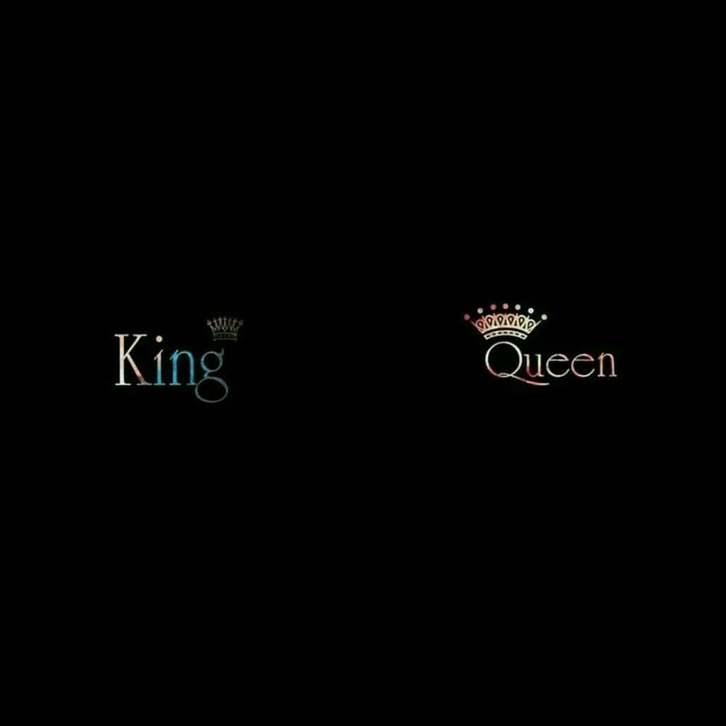 女王 桌布 壁紙 — 「King」和「Queen」字樣連同皇冠在黑色背景上發出彩虹色光芒。