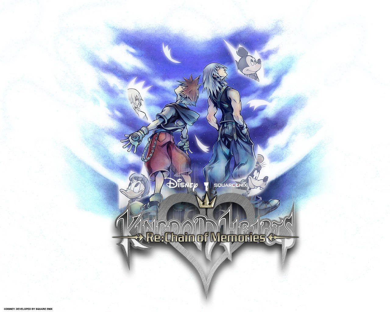 藍天背景與 Kingdom Hearts 標誌 壁紙 — 兩個動漫角色在彎月下背光站立，背景是旋轉的藍色雲朵，米奇老鼠和唐老鴨在附近漂浮。