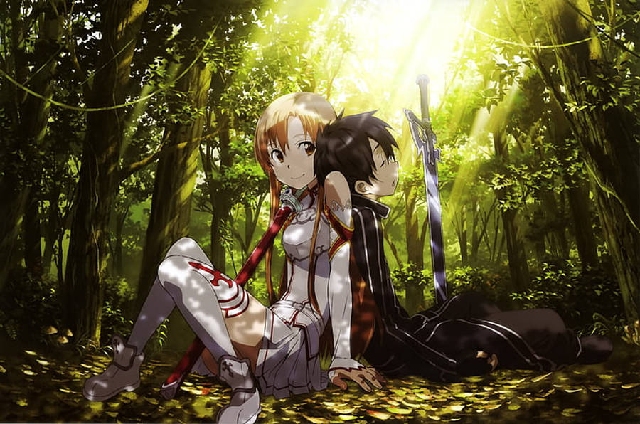Kirito 與 Asuna 在森林 壁紙 — 兩個動漫角色坐在陽光普照的森林中，沐浴在透過茂密綠樹過濾的金色光芒中。