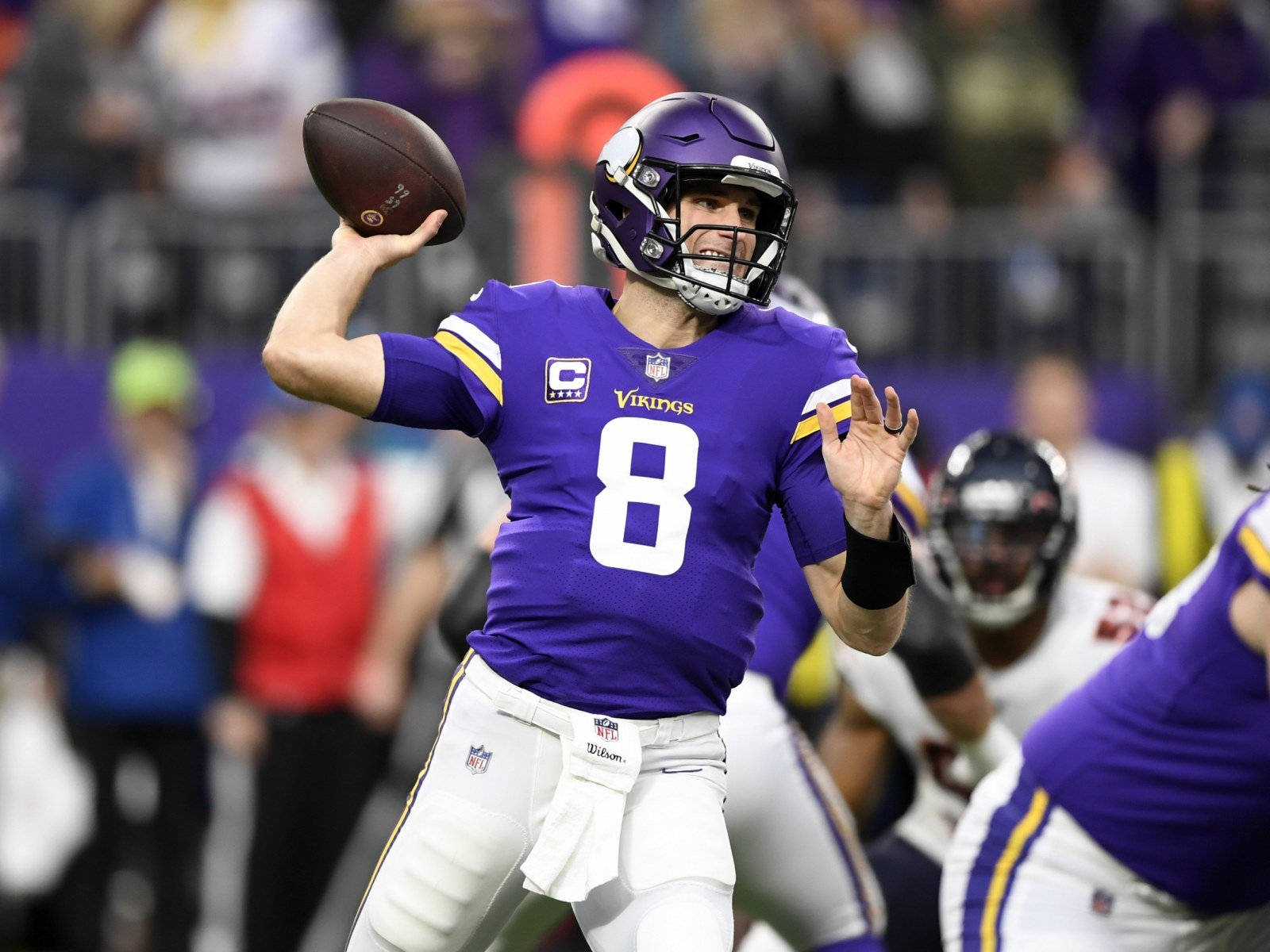Kirk Cousins 準備投球 壁紙 — 明尼蘇達維京人隊四分衛身穿紫色8號球衣，在夜間比賽中準備擲出橄欖球。