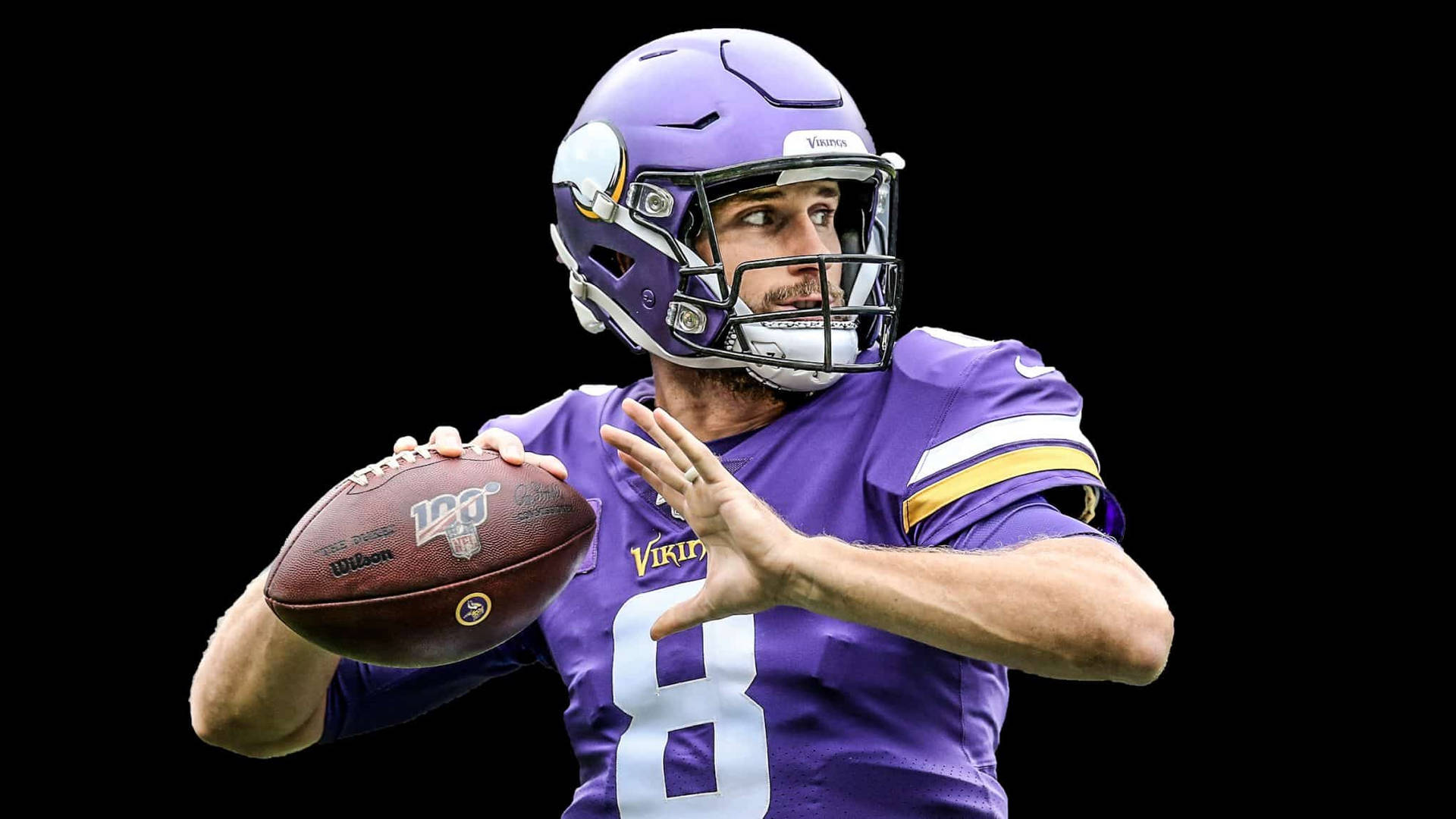 Kirk Cousins 神情專注 壁紙 — 明尼蘇達維京人隊的紫色裝備四分衛準備在黑色背景下擲出橄欖球。