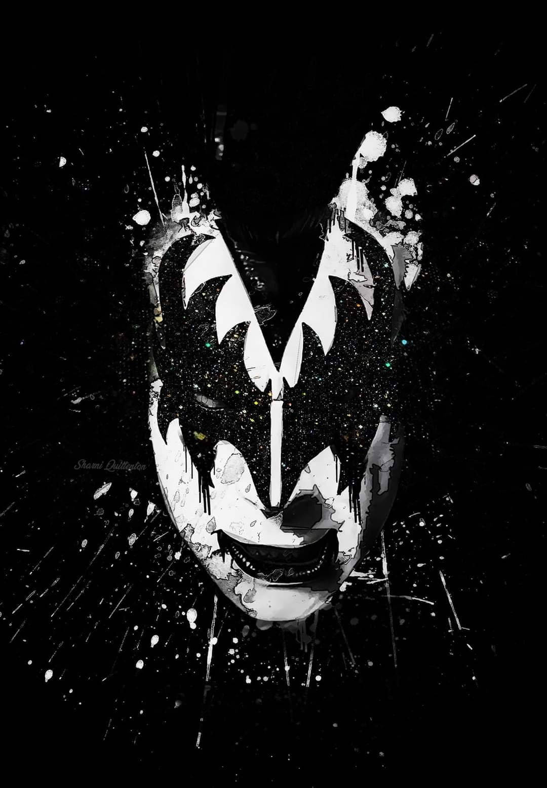 KISS 樂隊成員 Gene Simmons 壁紙 — 一個大膽的黑白潑濺藝術肖像，描繪一個風格化的臉孔，帶有鋒利的牙齒和滴落的顏料，背景為深色。