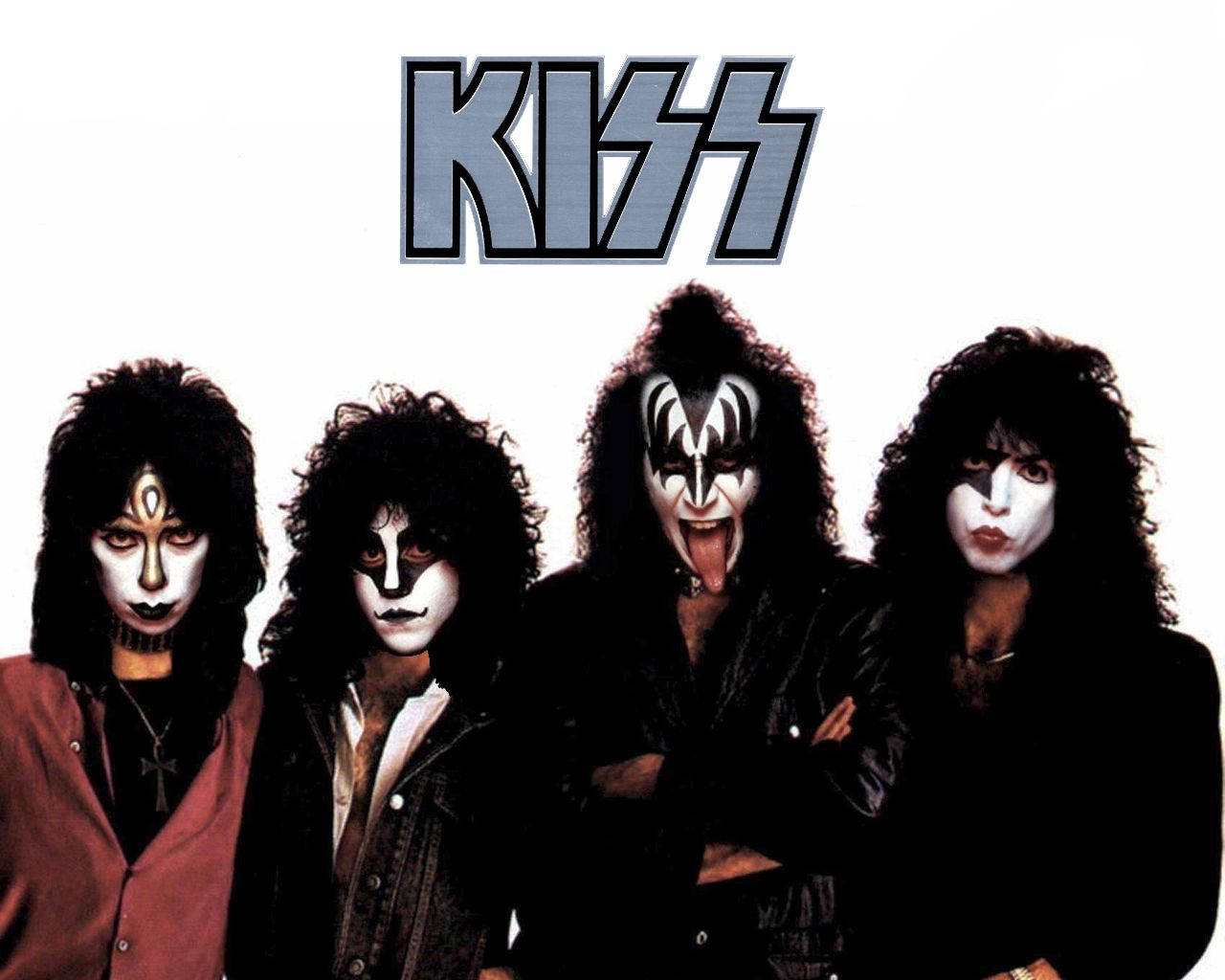 KISS樂隊成員合照 壁紙 — 四位標誌性搖滾歌手以標誌性臉部彩繪在鮮明的白色背景上，自信地擺出姿勢，下方是醒目的KISS標誌。