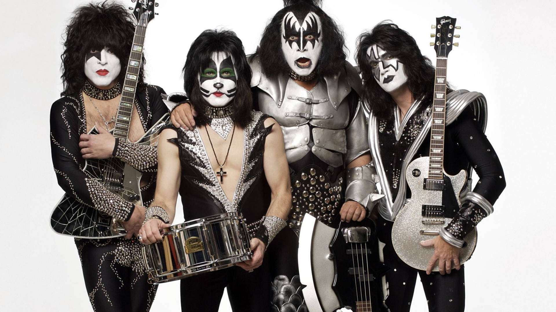 KISS 樂隊成員全妝手持樂器在攝影棚拍攝