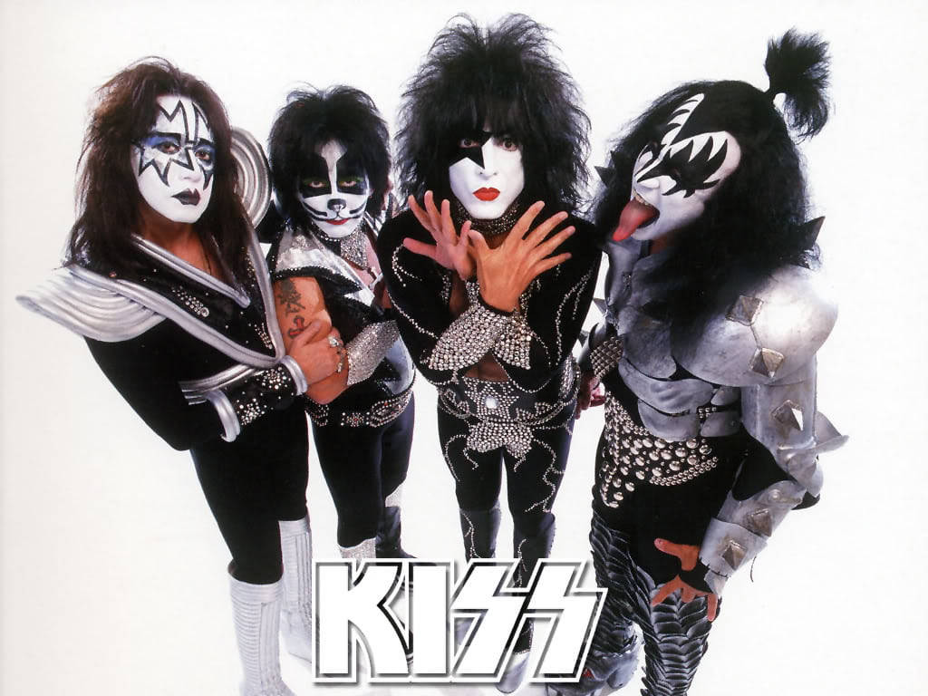 KISS 樂團成員以完整妝容和服裝為照片擺姿勢。